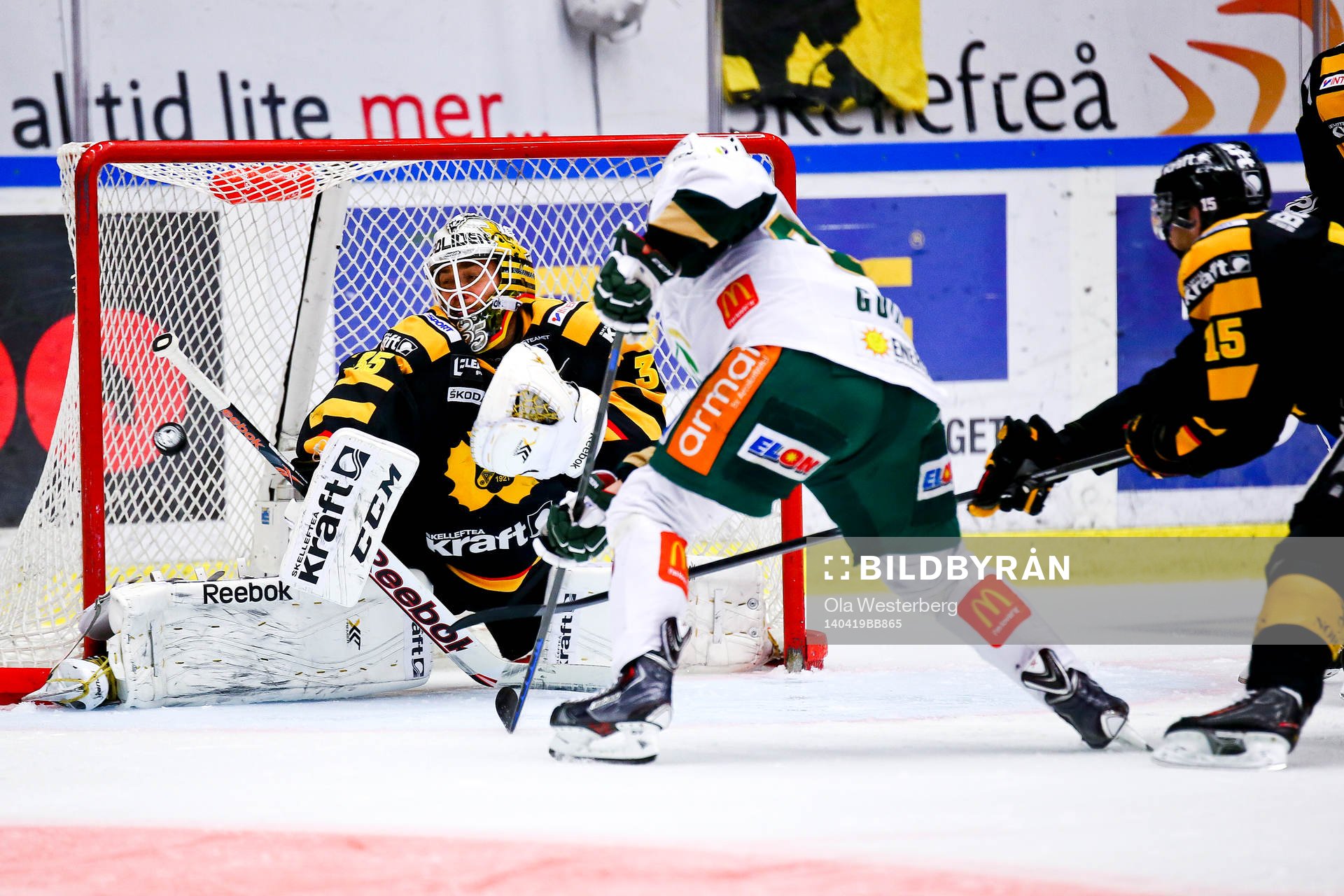 Skellefteås Markus Svensson räddar ett friläge mot