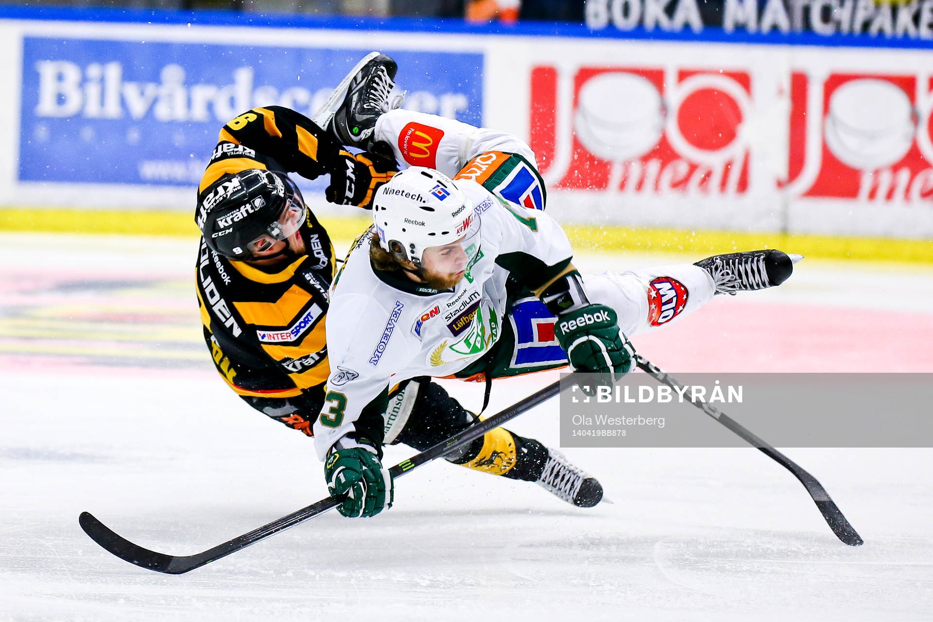 Skellefteås Viktor Arvidsson tacklar Färjestads Anton