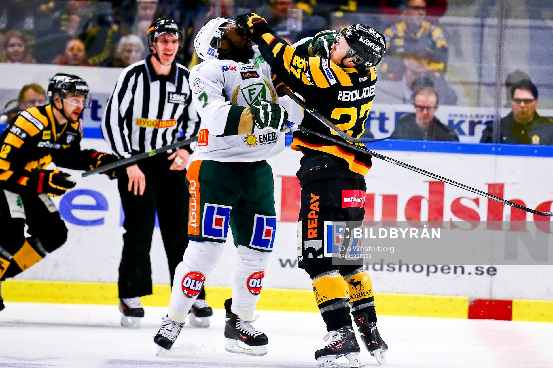 Skellefteås Martin Lundberg mot Färjestads Shawn Belle