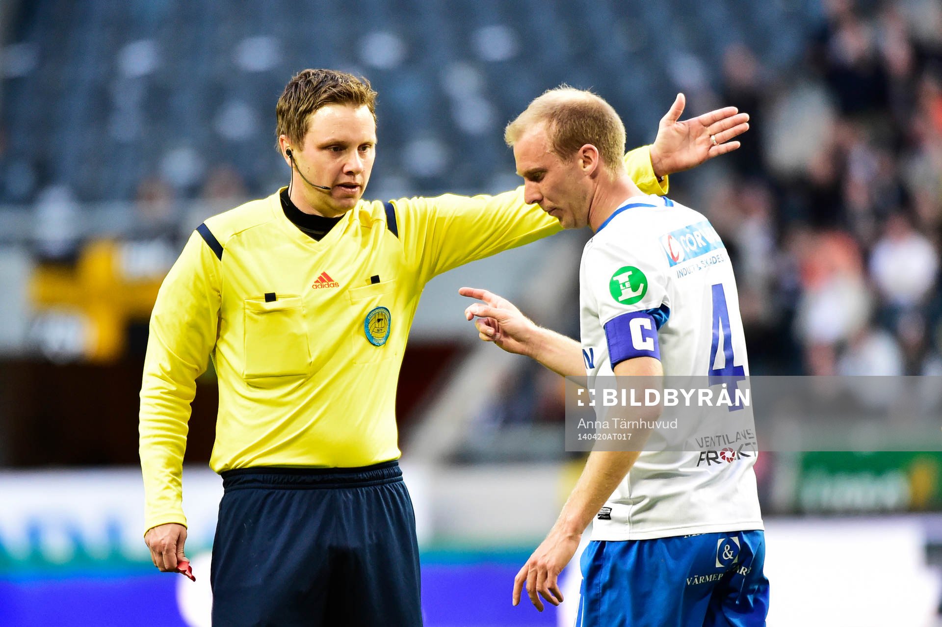 Norrköpings Andreas Johansson tillrättavisas av domaren