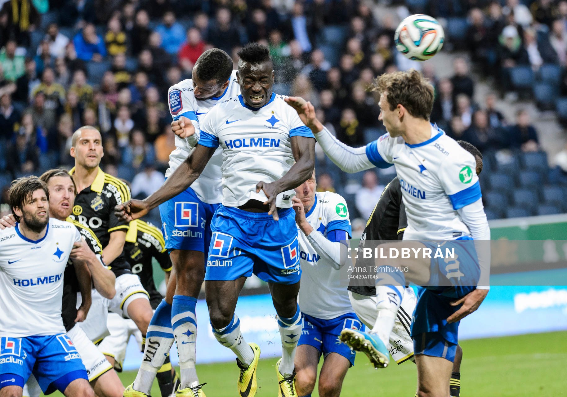 Norrköpings Alhaji Kamara nickar bort bollen