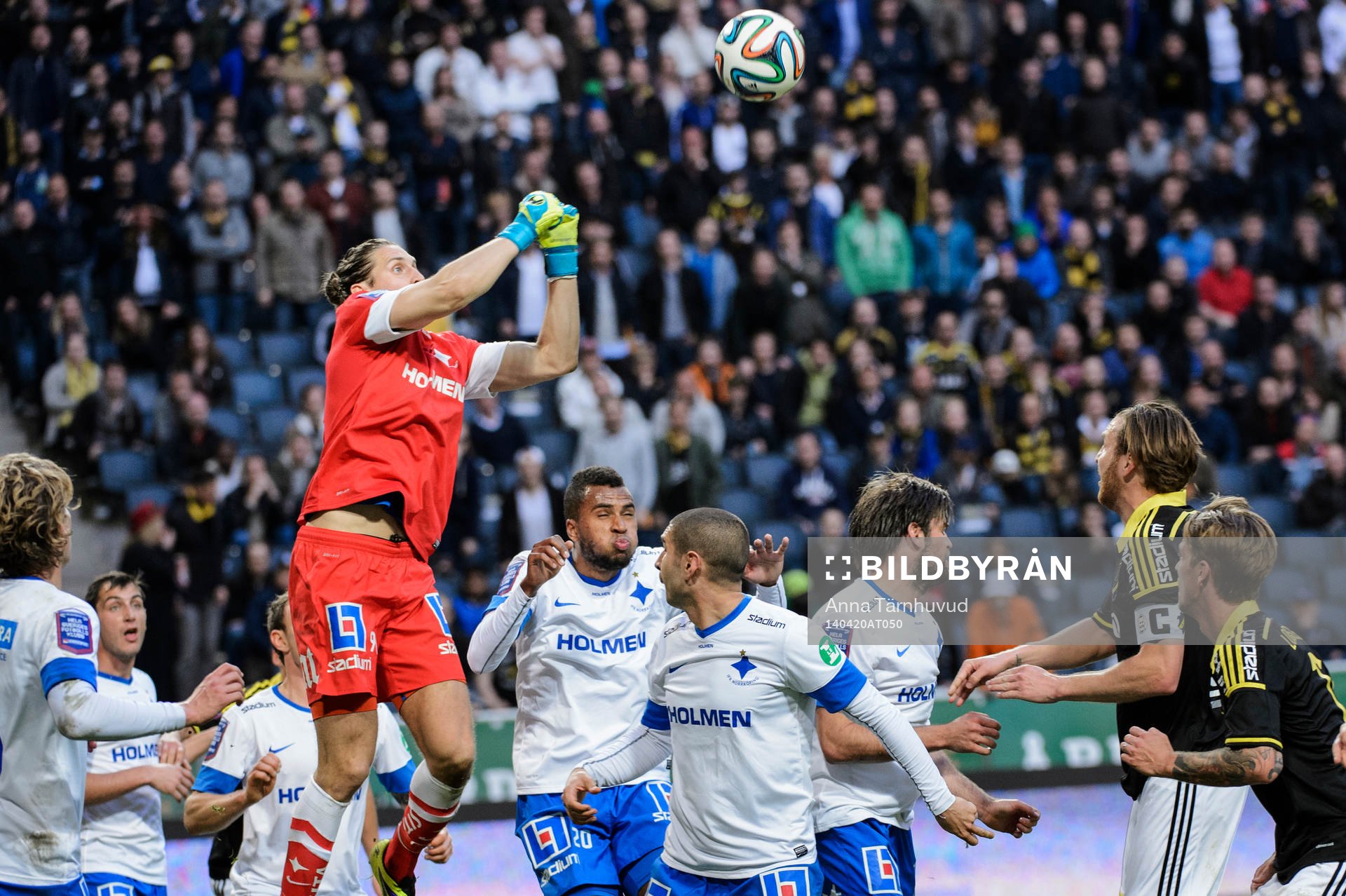 Norrköpings målvakt David Mitov Nilsson boxar bort bollen