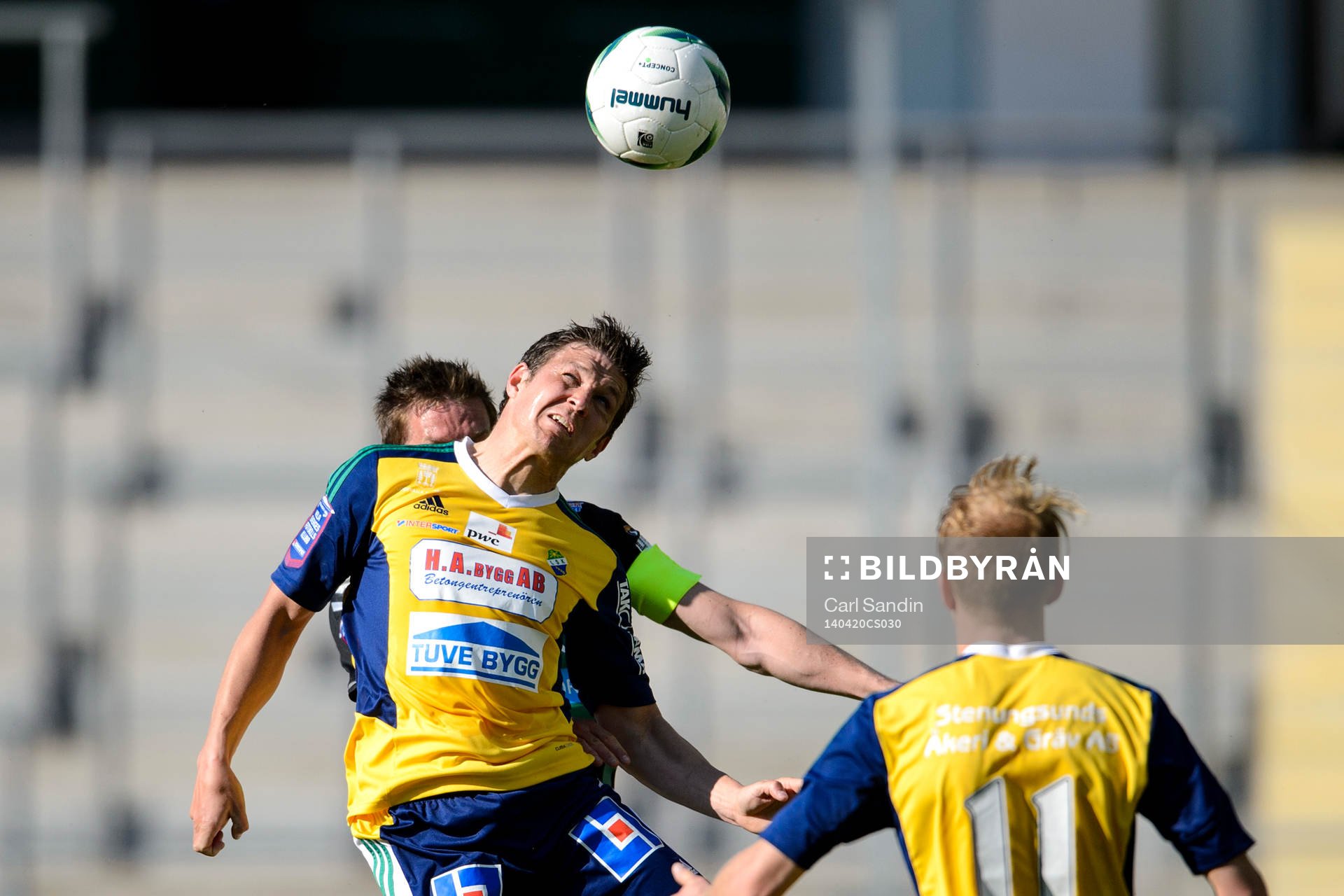 Ljungskiles Hannes Stiller i nickduell under fotbollsmatchen i Superettan mellan GAIS och Ljungskile den 20 april 2014 i Göteborg.