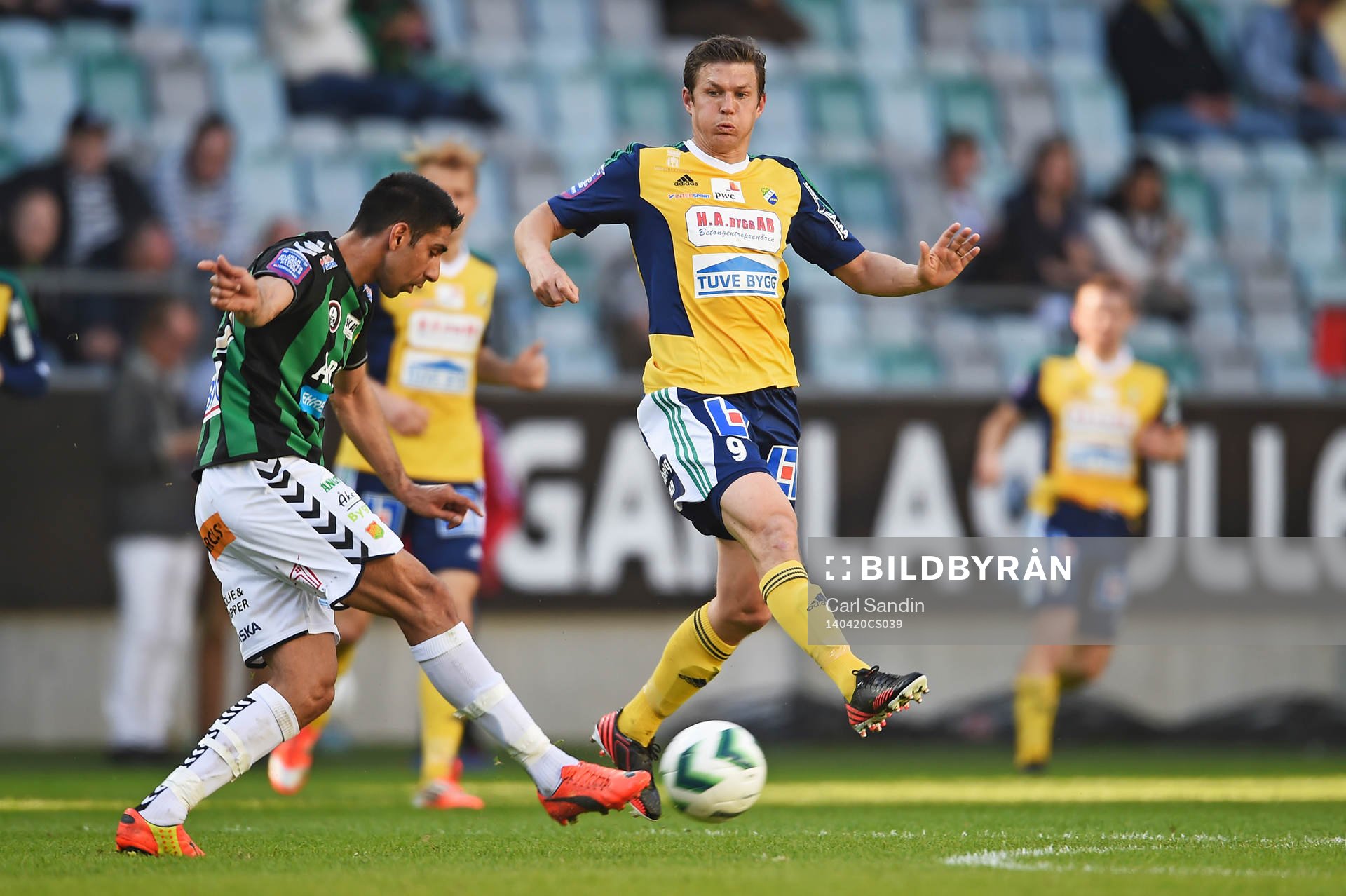 Ljungskiles Hannes Stiller och GAIS Sandeep Mankoo under fotbollsmatchen i Superettan mellan GAIS och Ljungskile den 20 april 2014 i Göteborg.