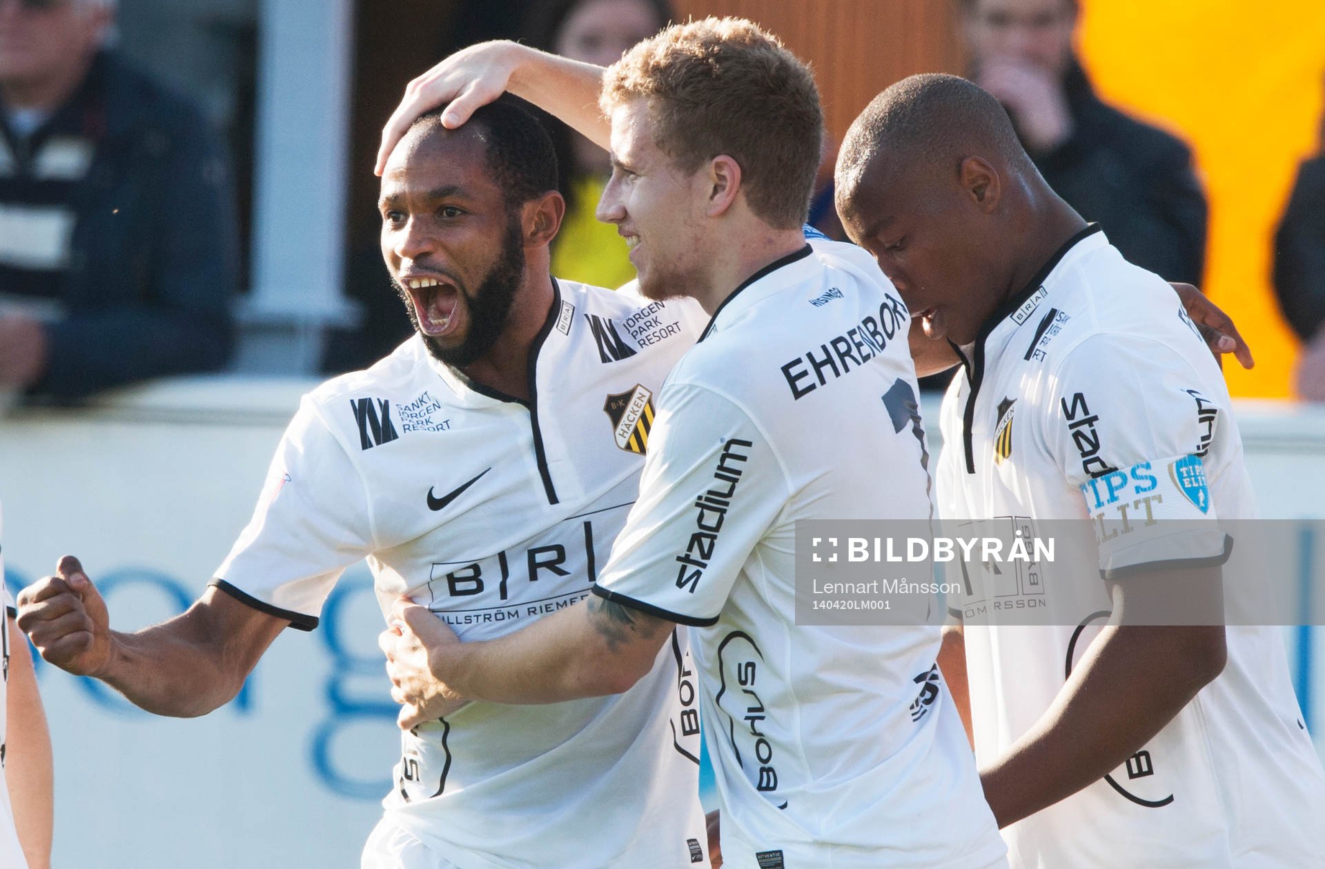 Häckens René Makondele har gjort 0-3 och grattas av 0-1