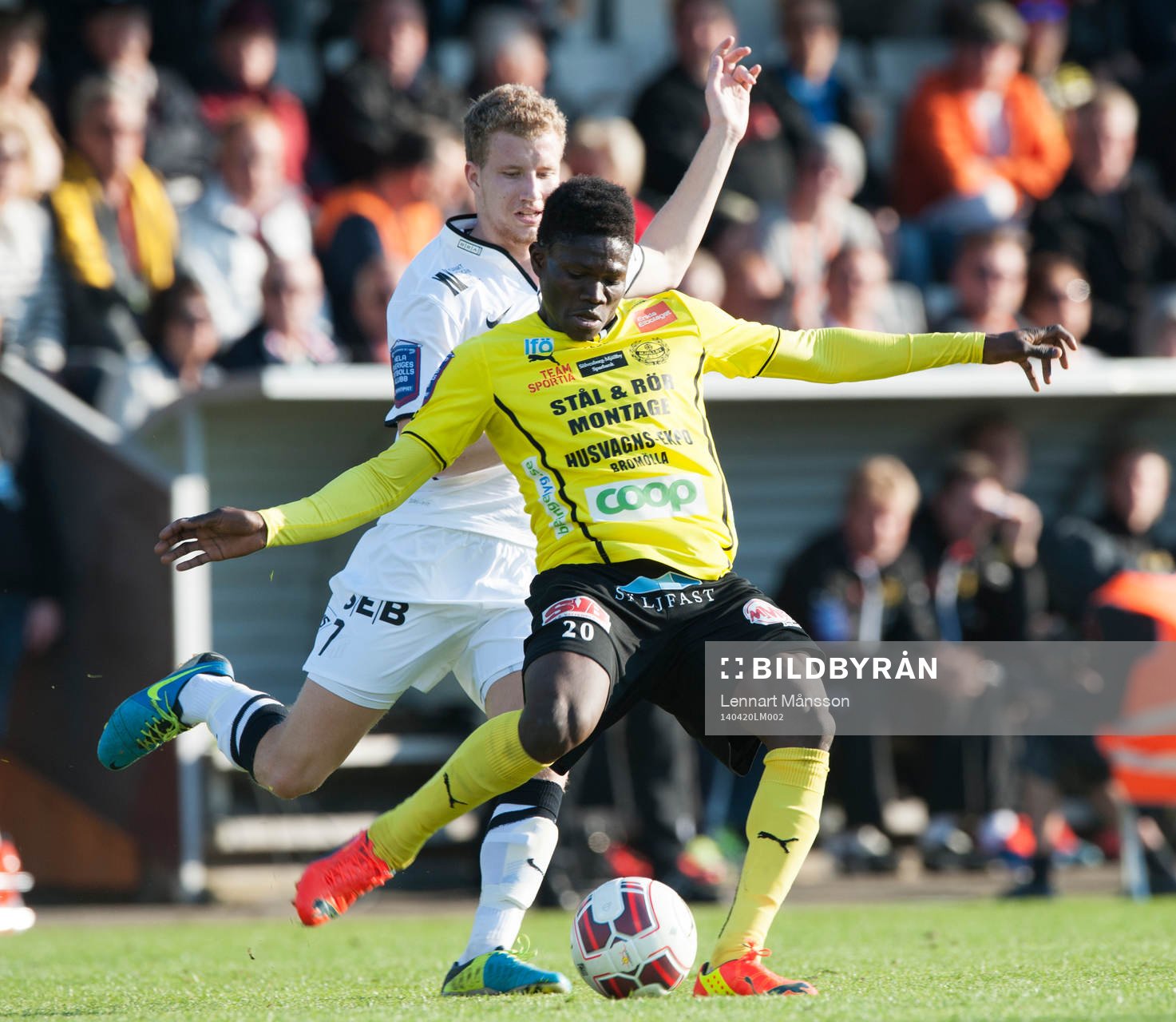 Häckens Simon Gustafson och Mjällbys Kwame Bonsu  i