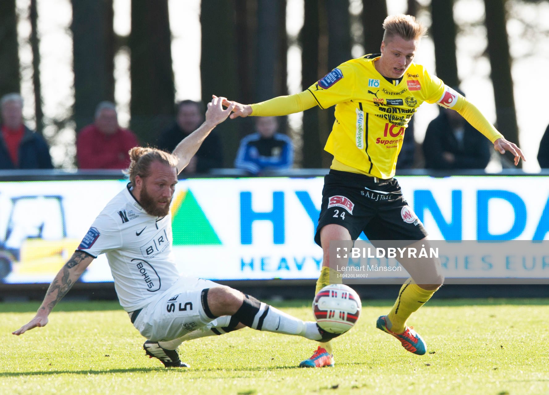 Häckens Erik Wahlström och Mjällbys Mattias Håkansson