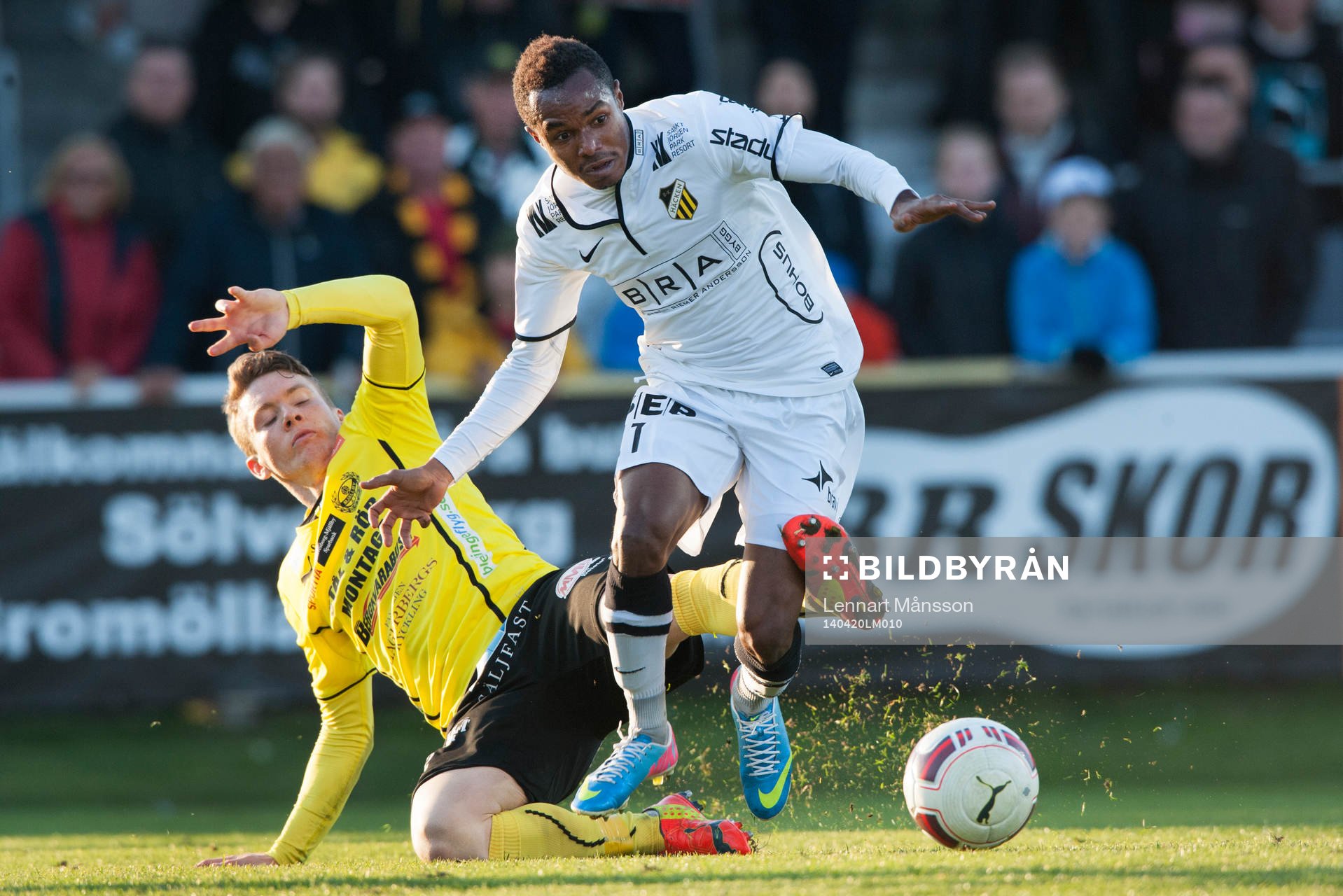 Mjällbys Viktor Agardius försöker stoppa Häckens Nasiru Mohammed i matchen i allsvenskan mellan Mjällby och Häcken i Hällevik 20 april 2014.