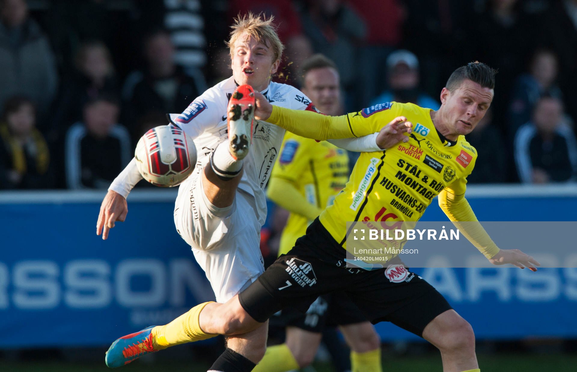Häckens Oscar Lewicki och Mjällbys Kristian Haynes i matchen i allsvenskan mellan Mjällby och Häcken i Hällevik  20 april 2014.