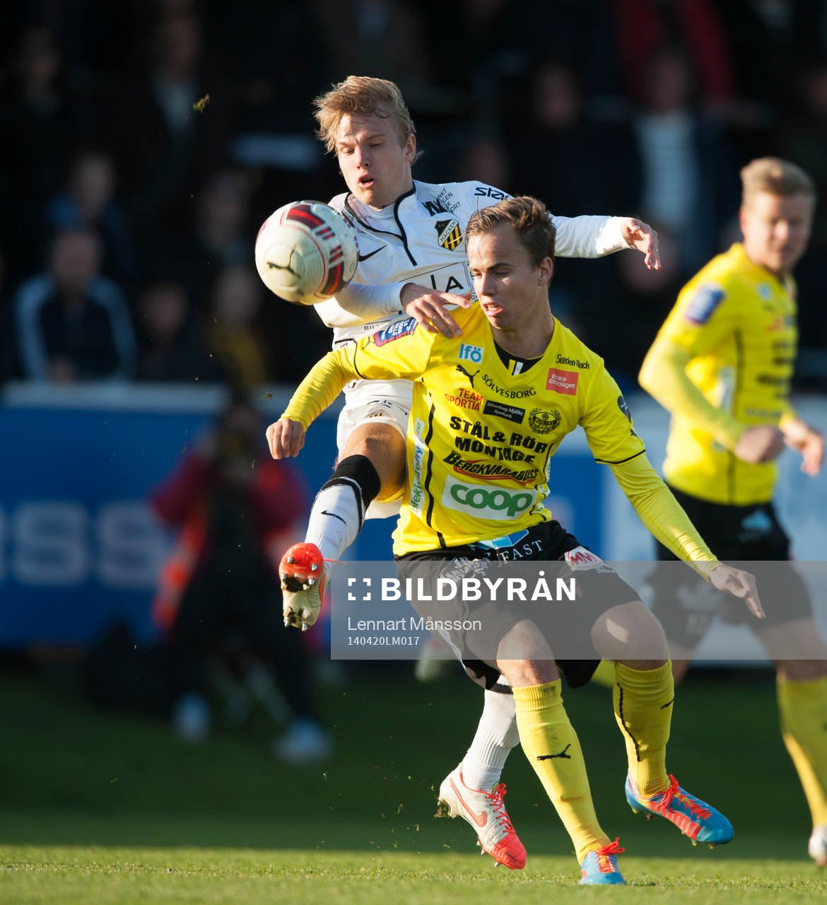 Mjällbys Andreas Blomqvist och Häckens Oscar Lewicki i matchen i allsvenskan mellan Mjällby och Häcken i Hällevik  20 april 2014.