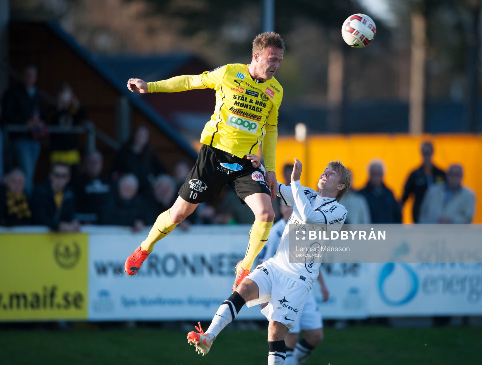 Mjällbys Marcus Ekenberg och Häckens Oscar Lewicki i matchen i allsvenskan mellan Mjällby och Häcken i Hällevik  20 april 2014.