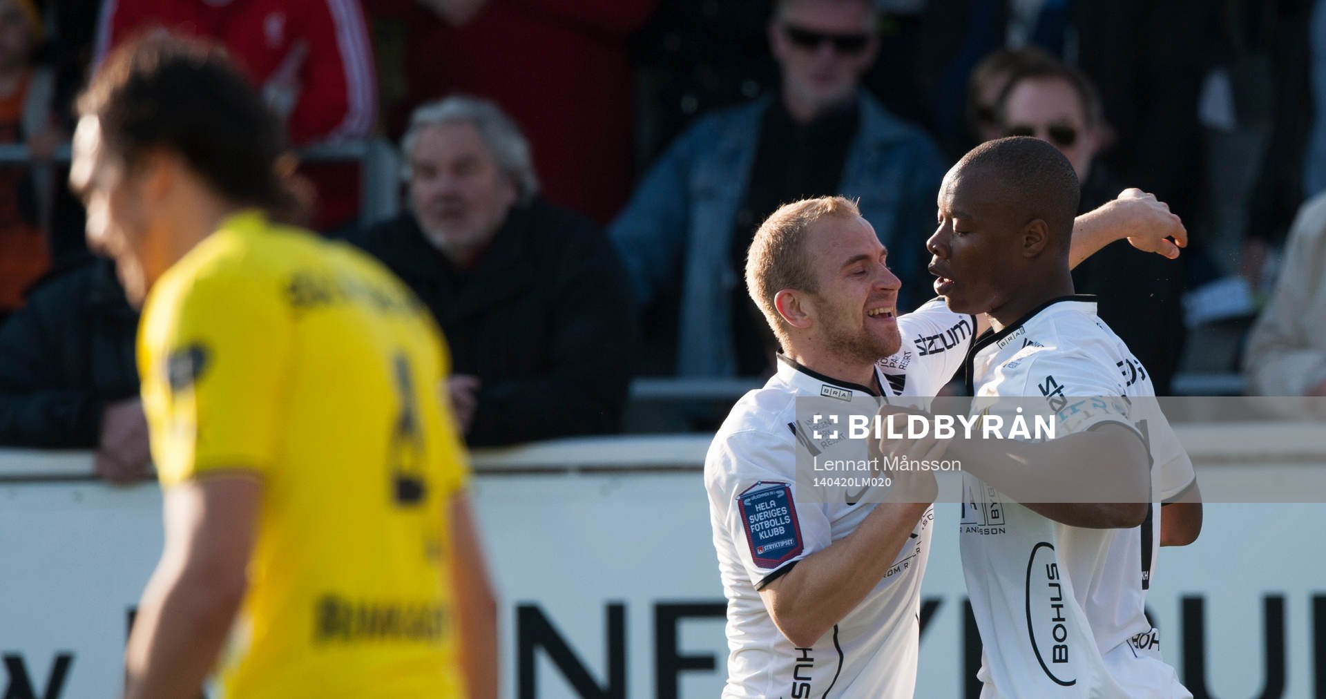 Häckens Carlos Strandberg har gjort 0-2 och grattas av