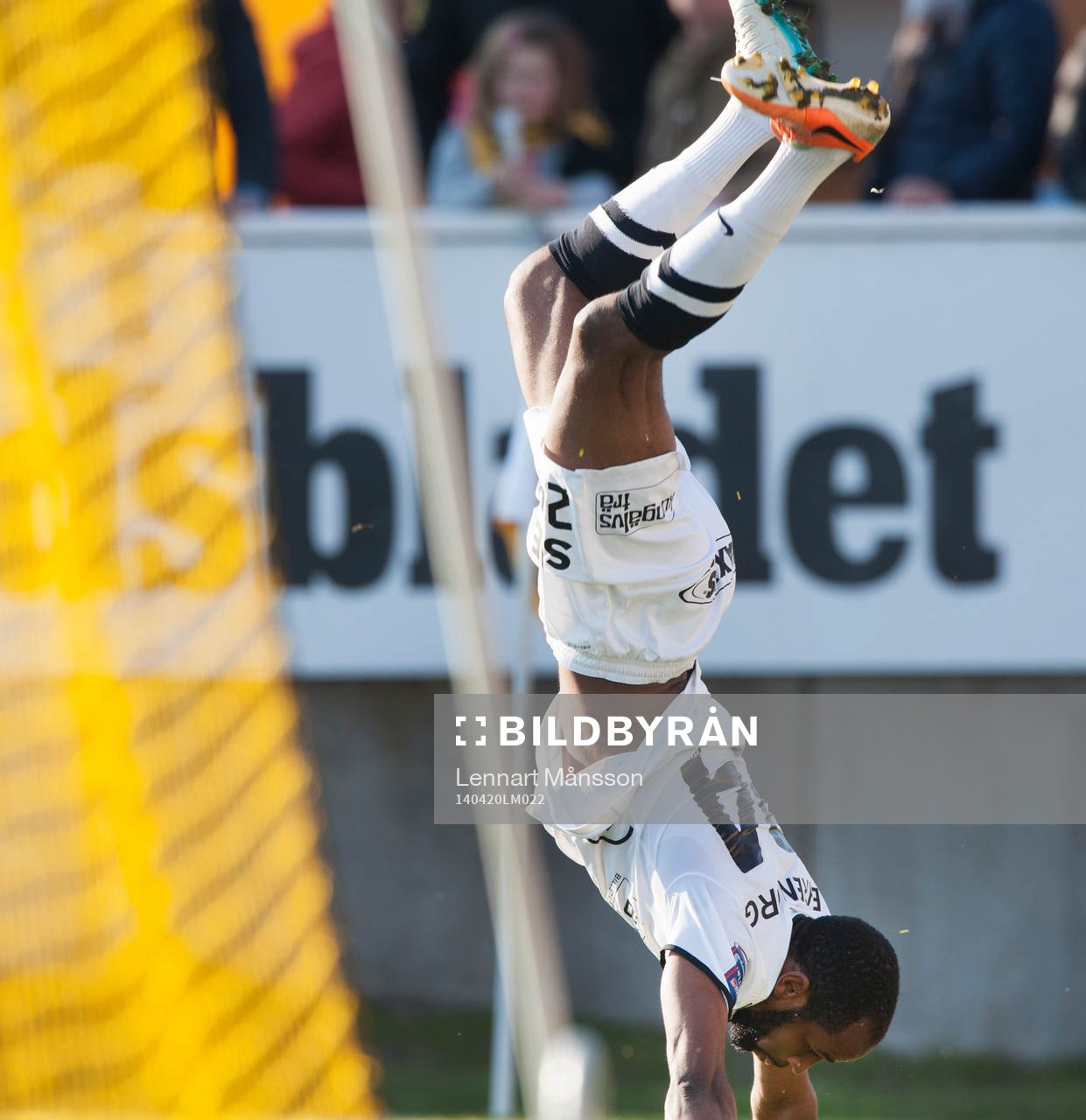 Häckens René Makondele har gjort 0-3 och jublar  i