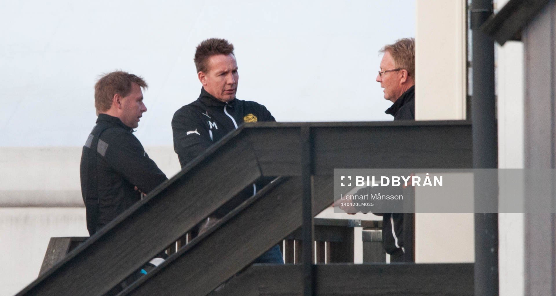 Krismöte på trappan till Mjällbys klubbstuga, Mjällbys sportchef Jörgen Martinsson i mitten i samspråk med tränarna Jonas Andersson och Lars Jacobsson i matchen i allsvenskan mellan Mjällby och Häcken i Hällevik 20 april 2014.