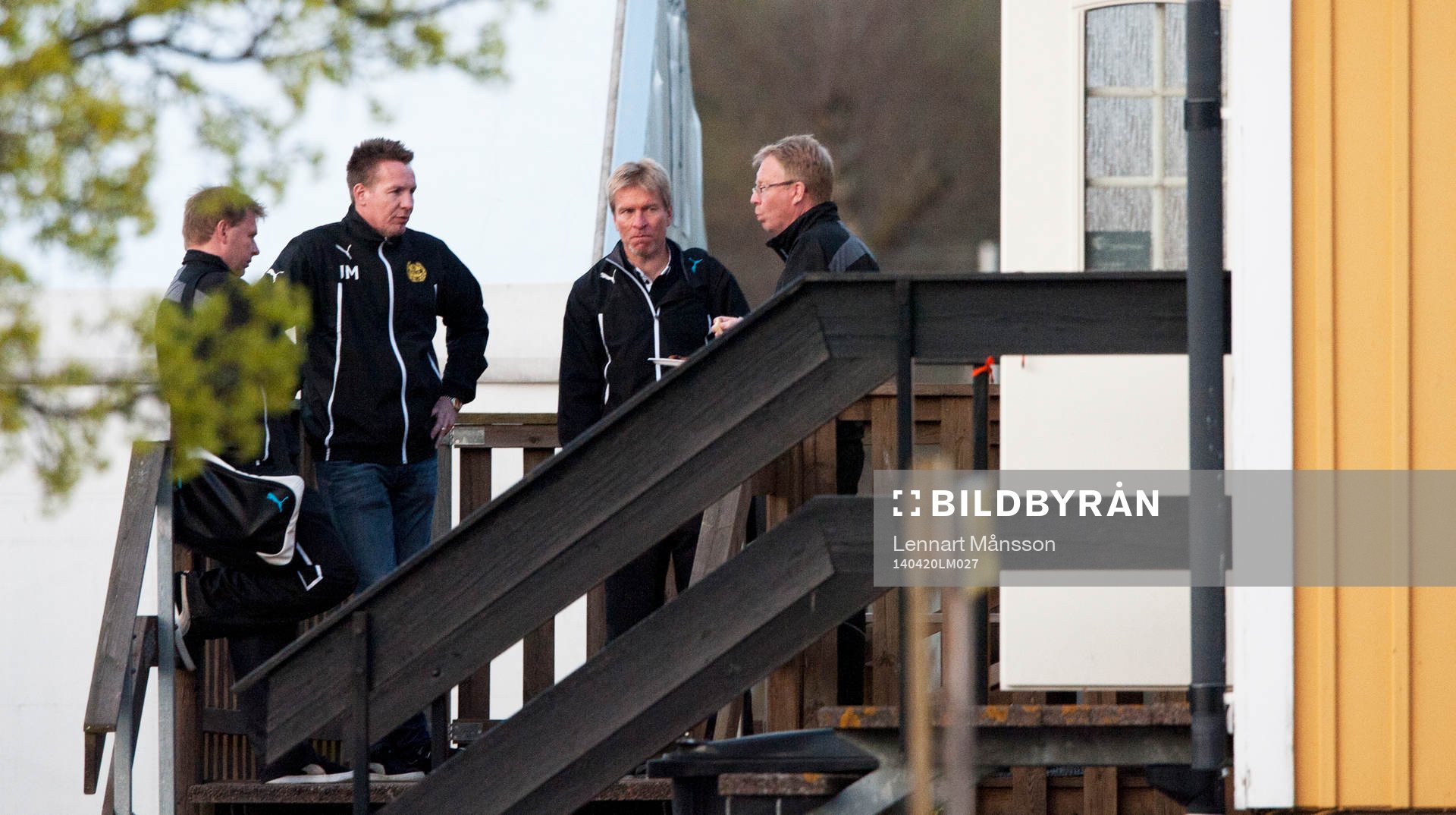 Krismöte på trappan till Mjällbys klubbstuga, Mjällbys sportchef Jörgen Martinsson i mitten i samspråk med tränarna Jonas Andersson, Benny Johansson och Lars Jacobsson i matchen i allsvenskan mellan Mjällby och Häcken i Hällevik 20 april 2014.