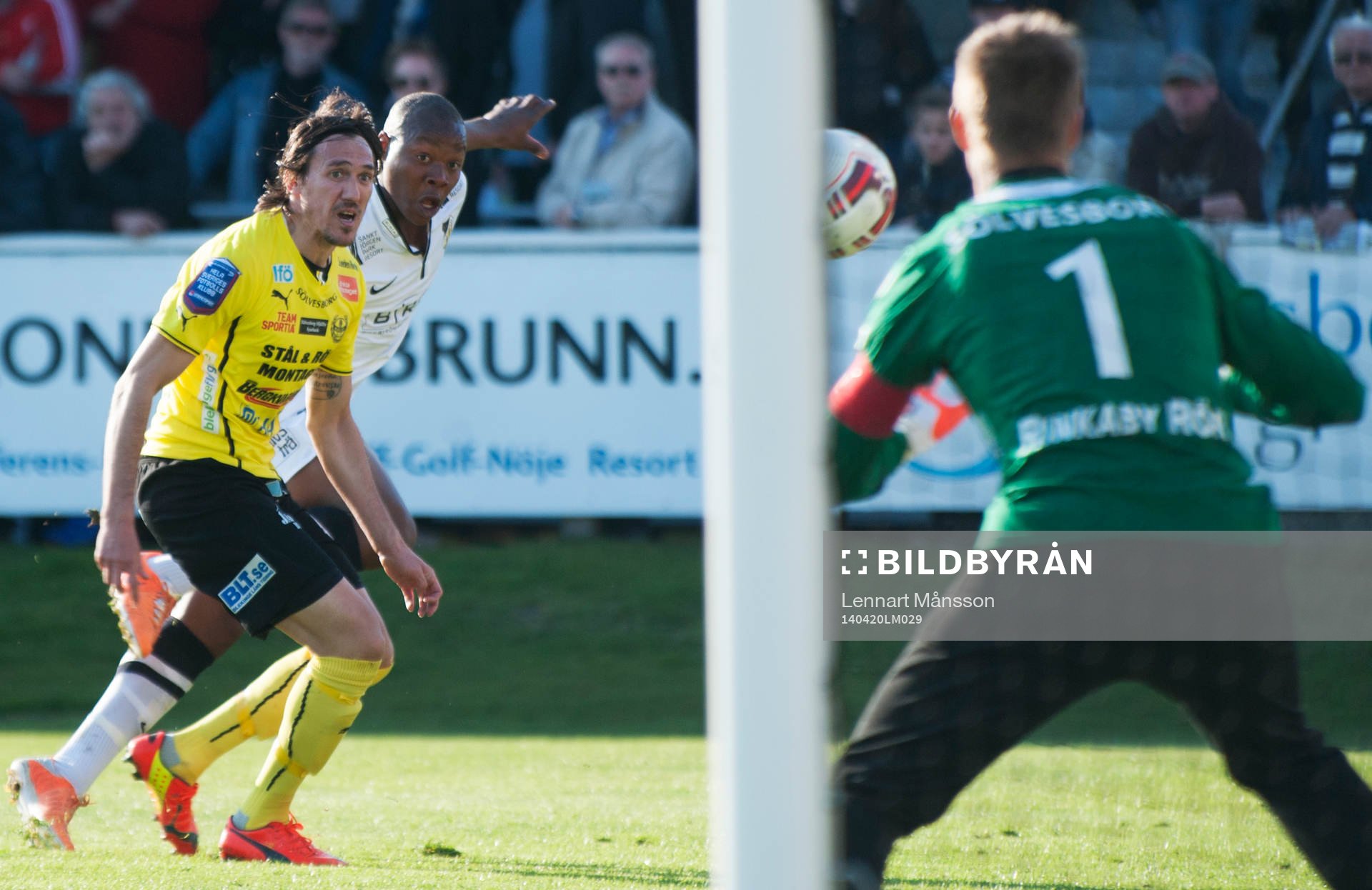 Häckens Carlos Strandberg klipper in 0-2 bakom Mjällbys