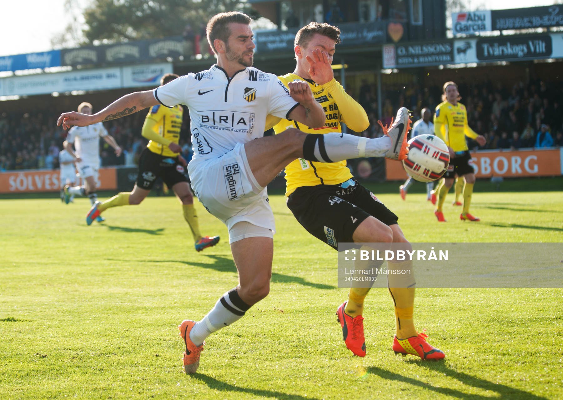 Häckens Björn Anklev och Mjällbys Viktor Agardius i
