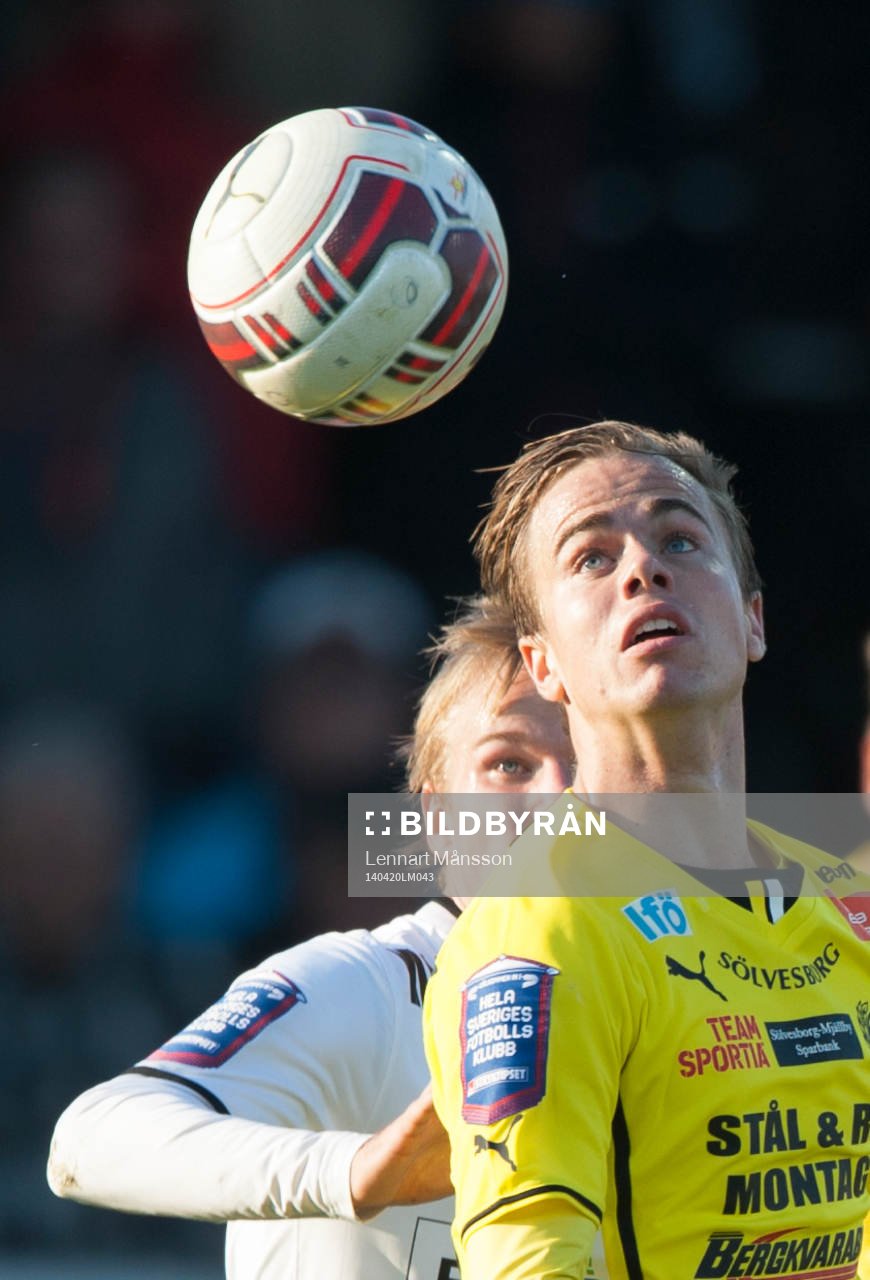 Mjällbys Andreas Blomqvist och Häckens Oscar Lewicki i matchen i allsvenskan mellan Mjällby och Häcken i Hällevik  20 april 2014.