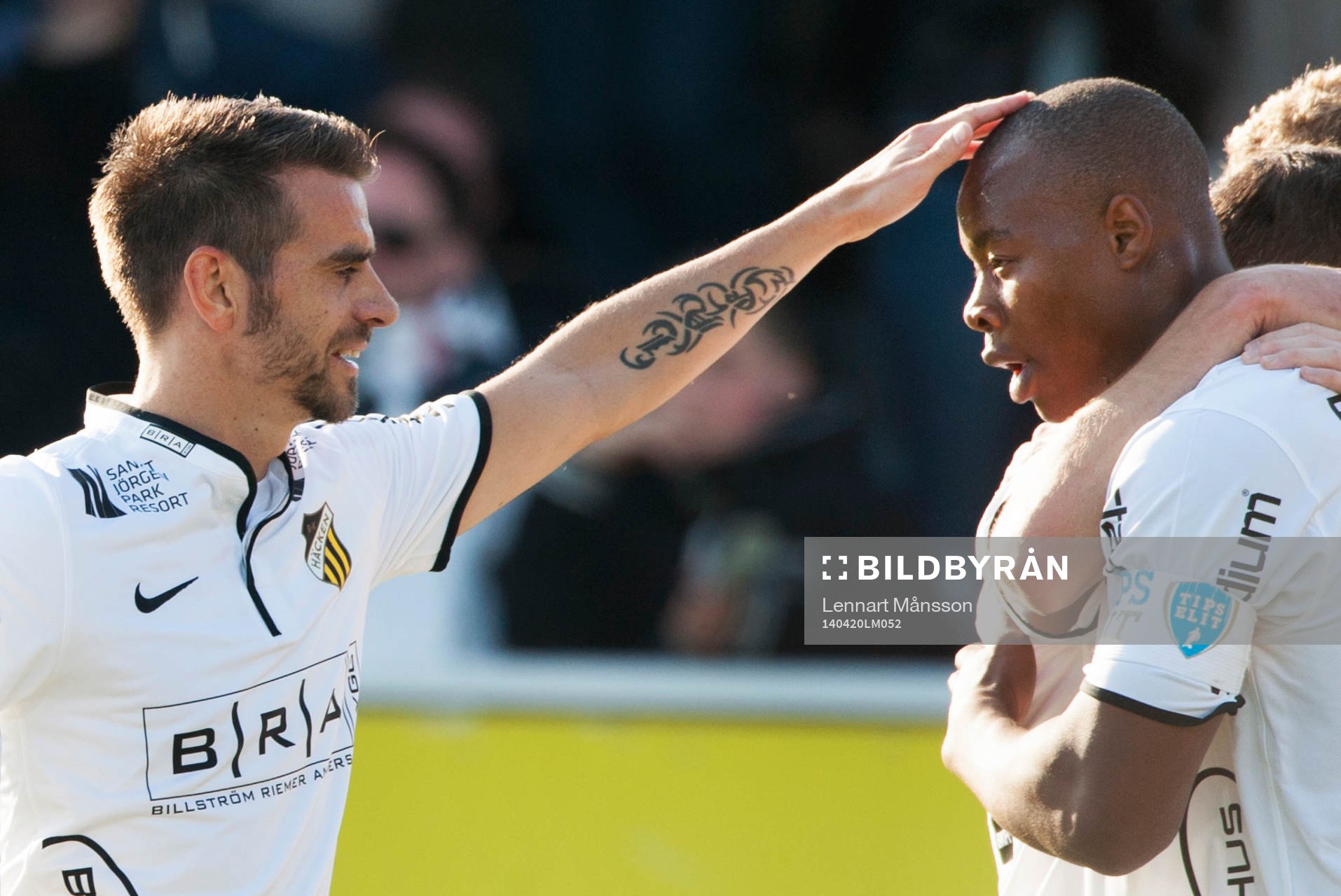 Häckens Carlos Strandberg grattas av Björn Anklev i