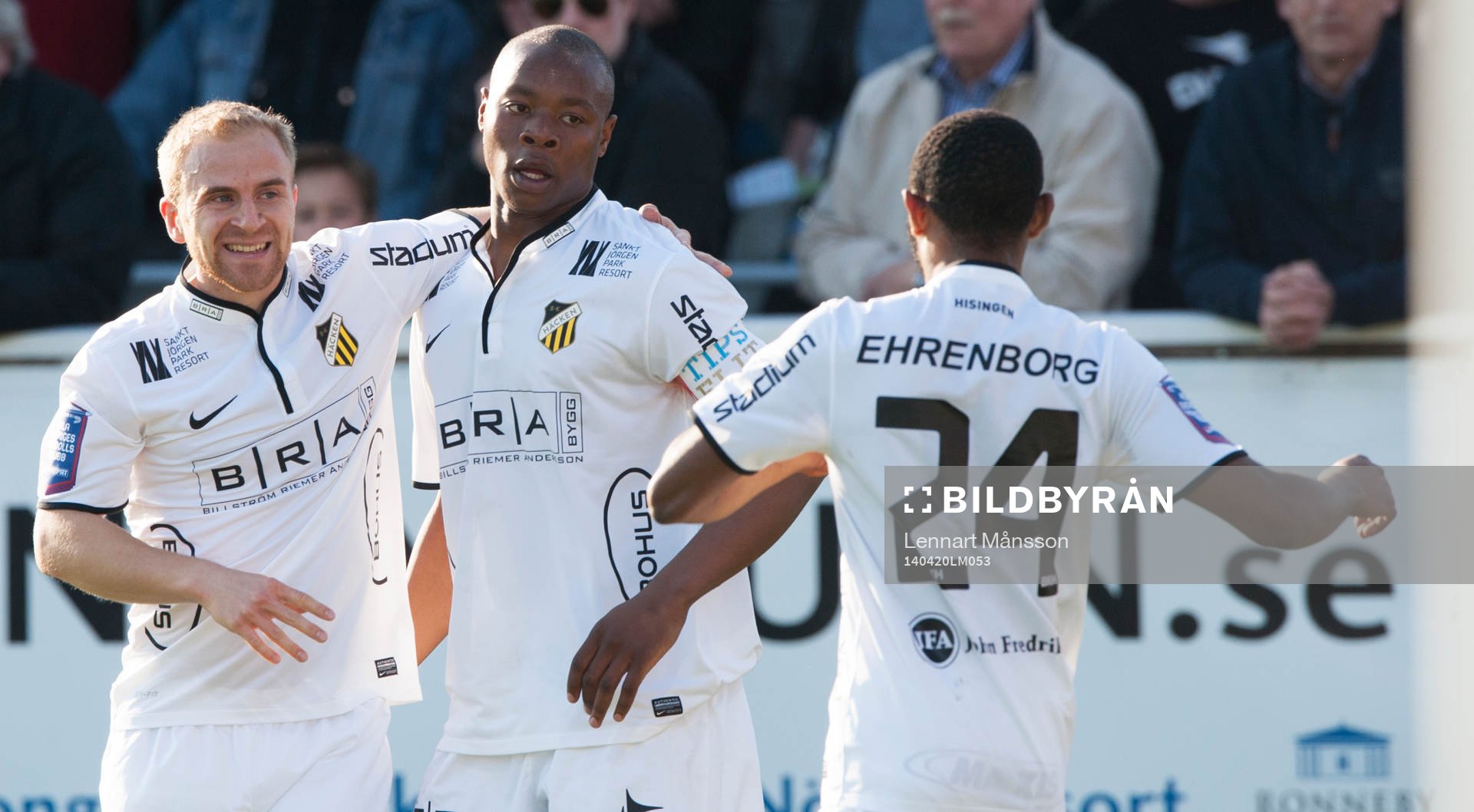 Häckens Carlos Strandberg har gjort 0-2 och grattas av