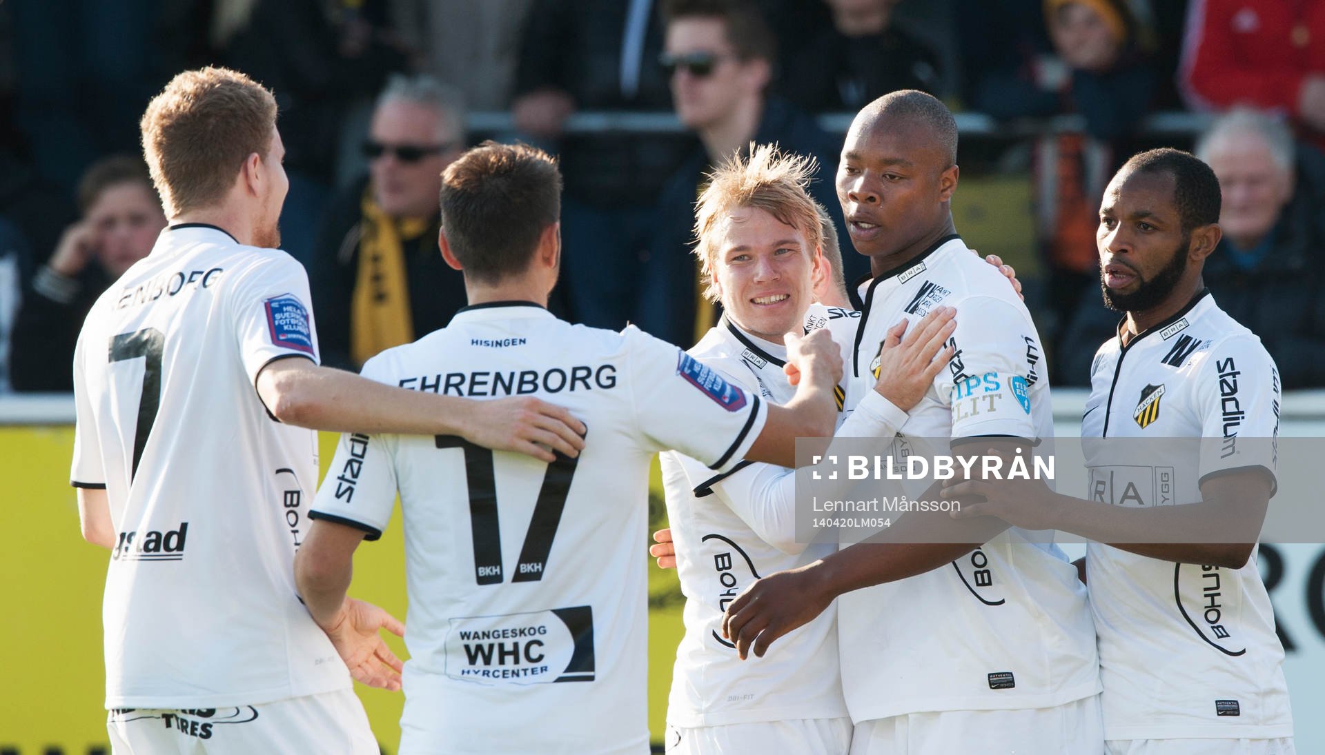 Häckens Carlos Strandberg har gjort 0-2 och grattas av
