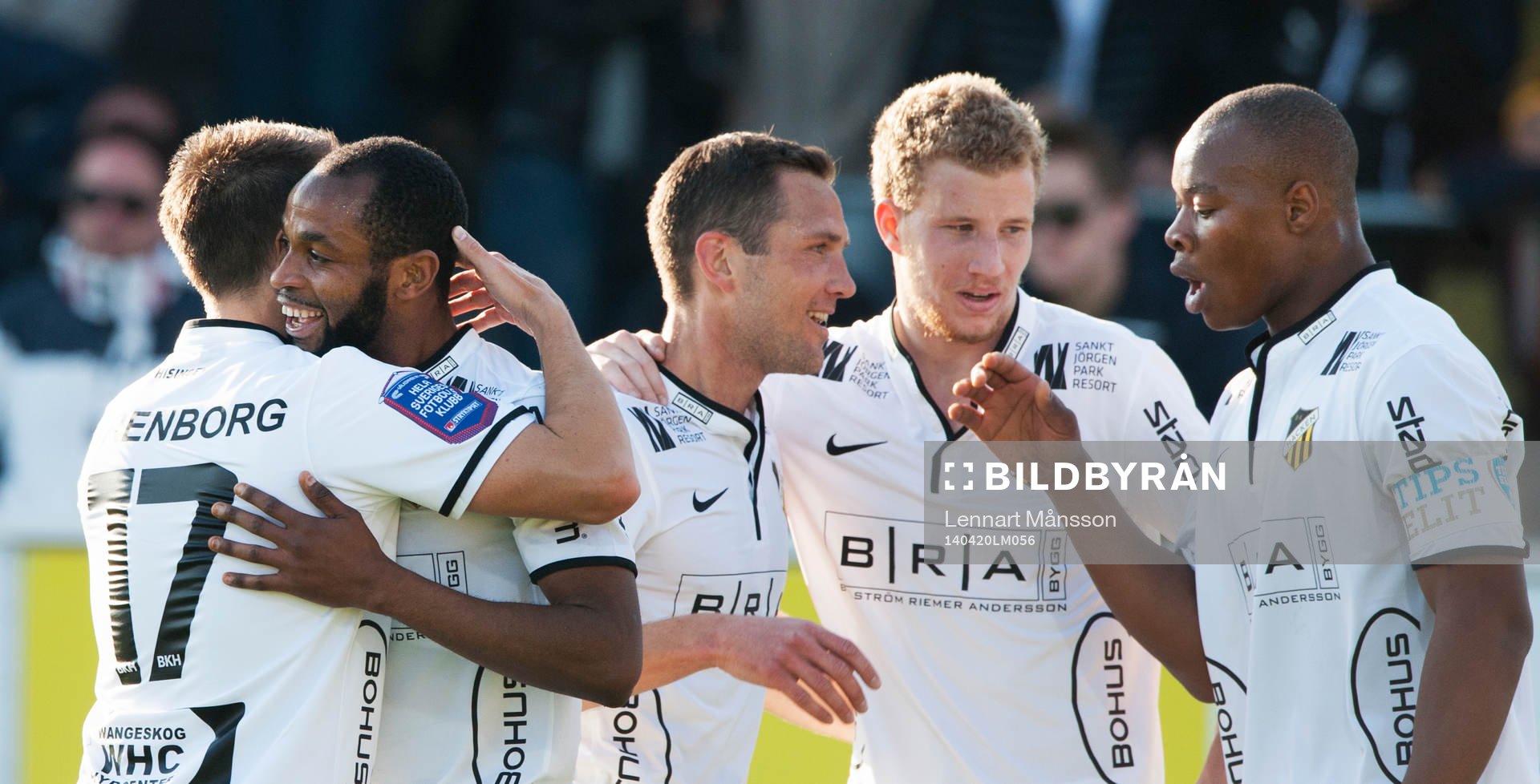 Häckens René Makondele har gjort 0-3 och jublar ikapp med Martin Ericsson, 2-målsskytten Simon Gustafson och hjälten Carlos Strandberg i matchen i allsvenskan mellan Mjällby och Häcken i Hällevik 20 april 2014.