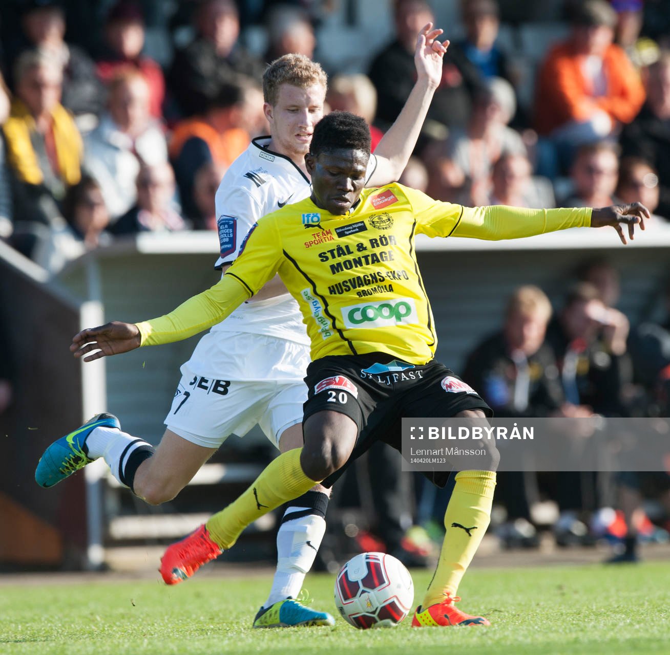 Mjällbys Kwame Bonsu och Häckens Simon Gustafson i