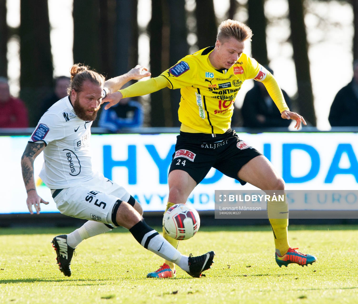 Häckens Erik Wahlström och Mjällbys Mattias Håkansson i