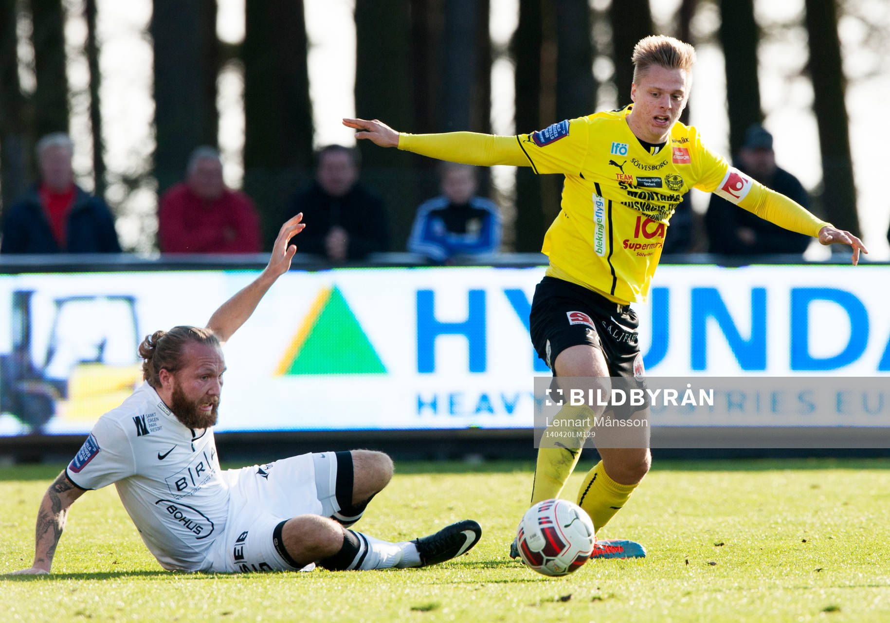 Häckens Erik Wahlström och Mjällbys Mattias Håkansson i