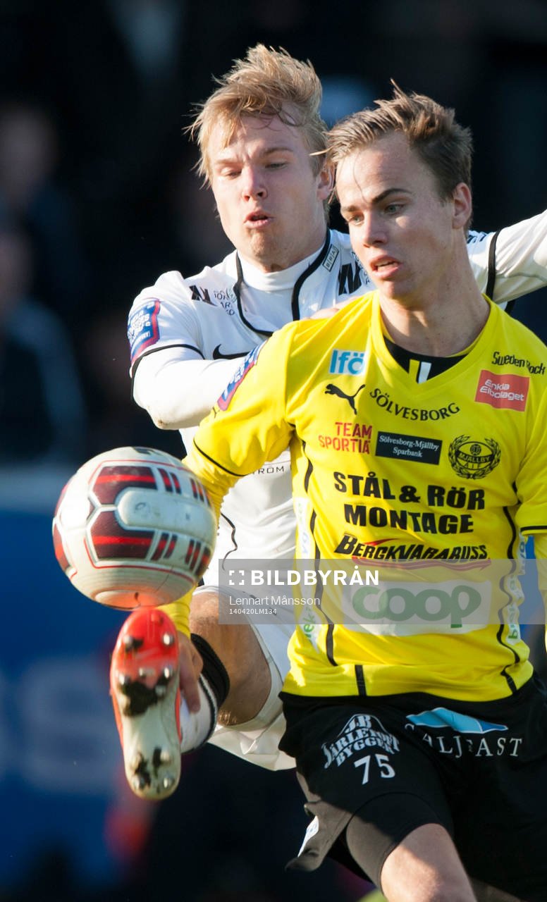 Mjällbys Andreas Blomqvist och Häckens Oscar Lewicki i