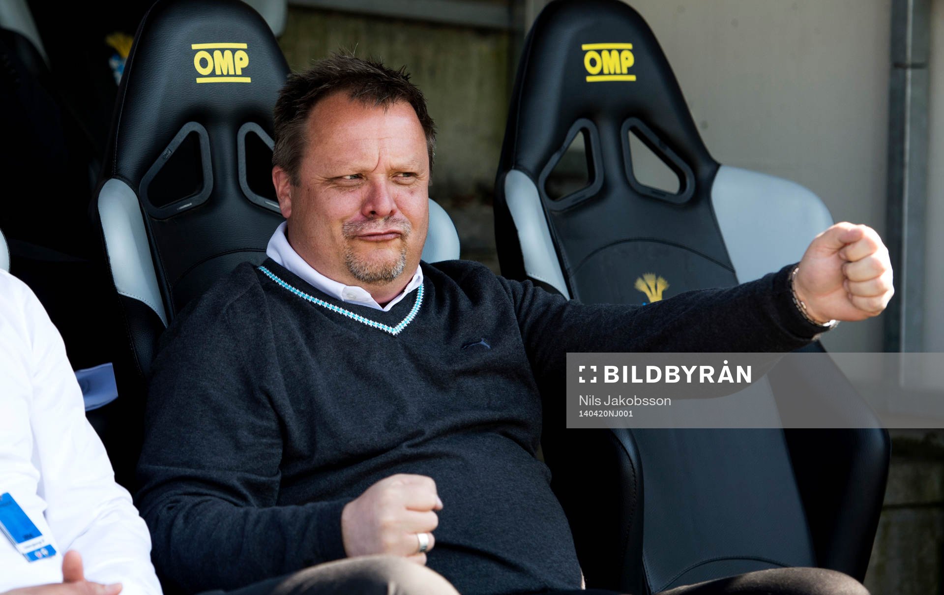 Helsingborgs tränare Roar Hansen låtsas köra bil