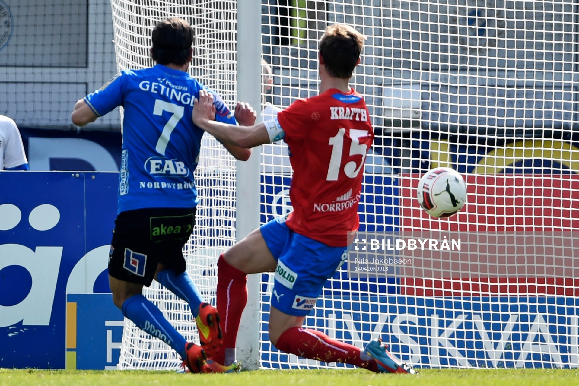 Helsingborgs Emil Krafth kan inte stoppa Halmstads Kristinn