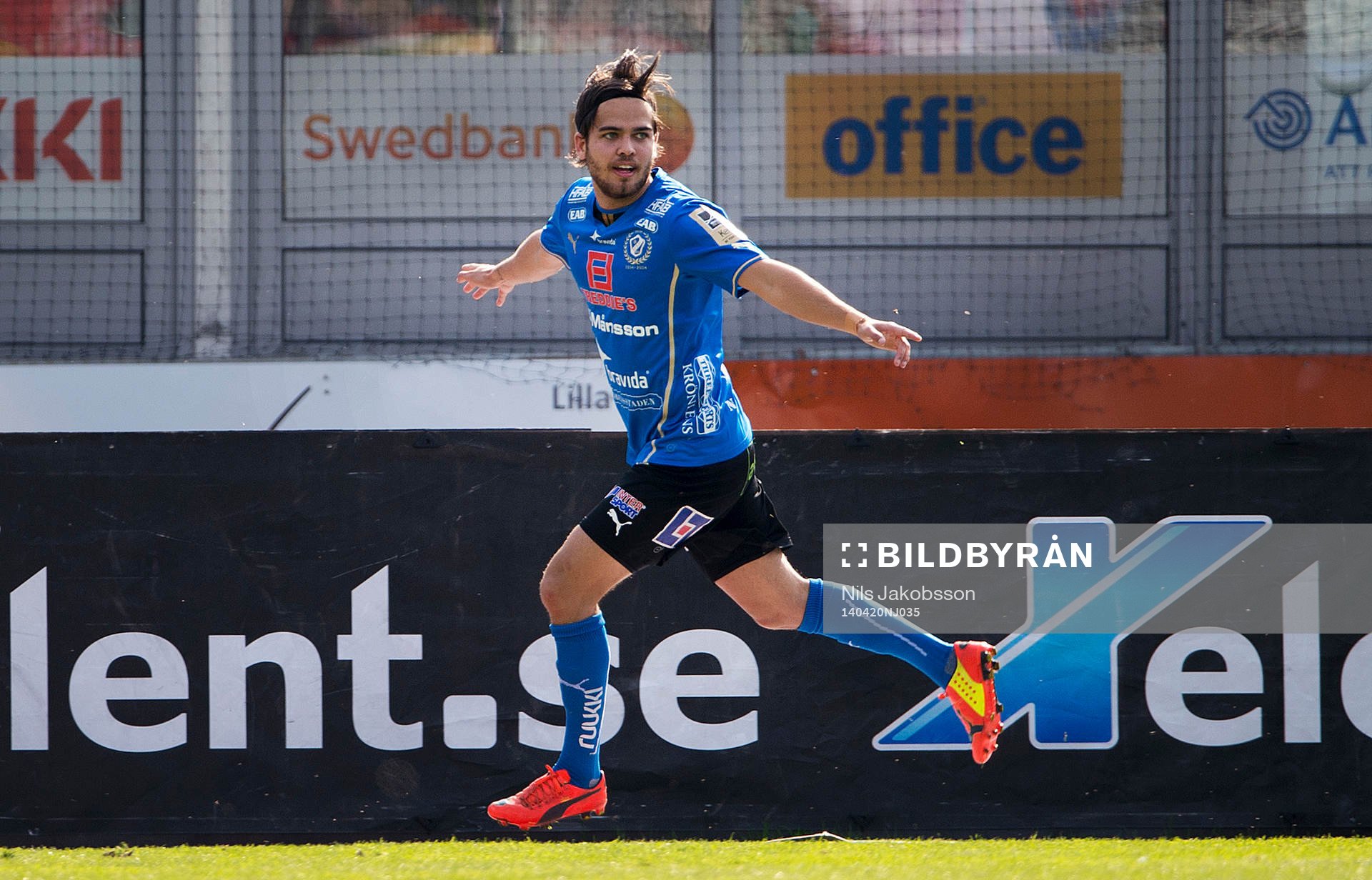 Halmstads Kristinn Steindorsson gör 2-1 och jublar under den allsvenska fotbollsmatchen mellan Halmstad och Helsingborg den 20 april 2014 i Halmstad.