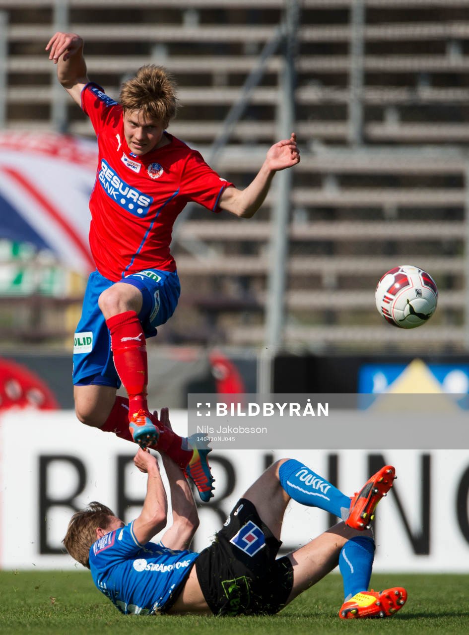 Helsingborgs Jere Uronen åker på en tackling av Halmstads
