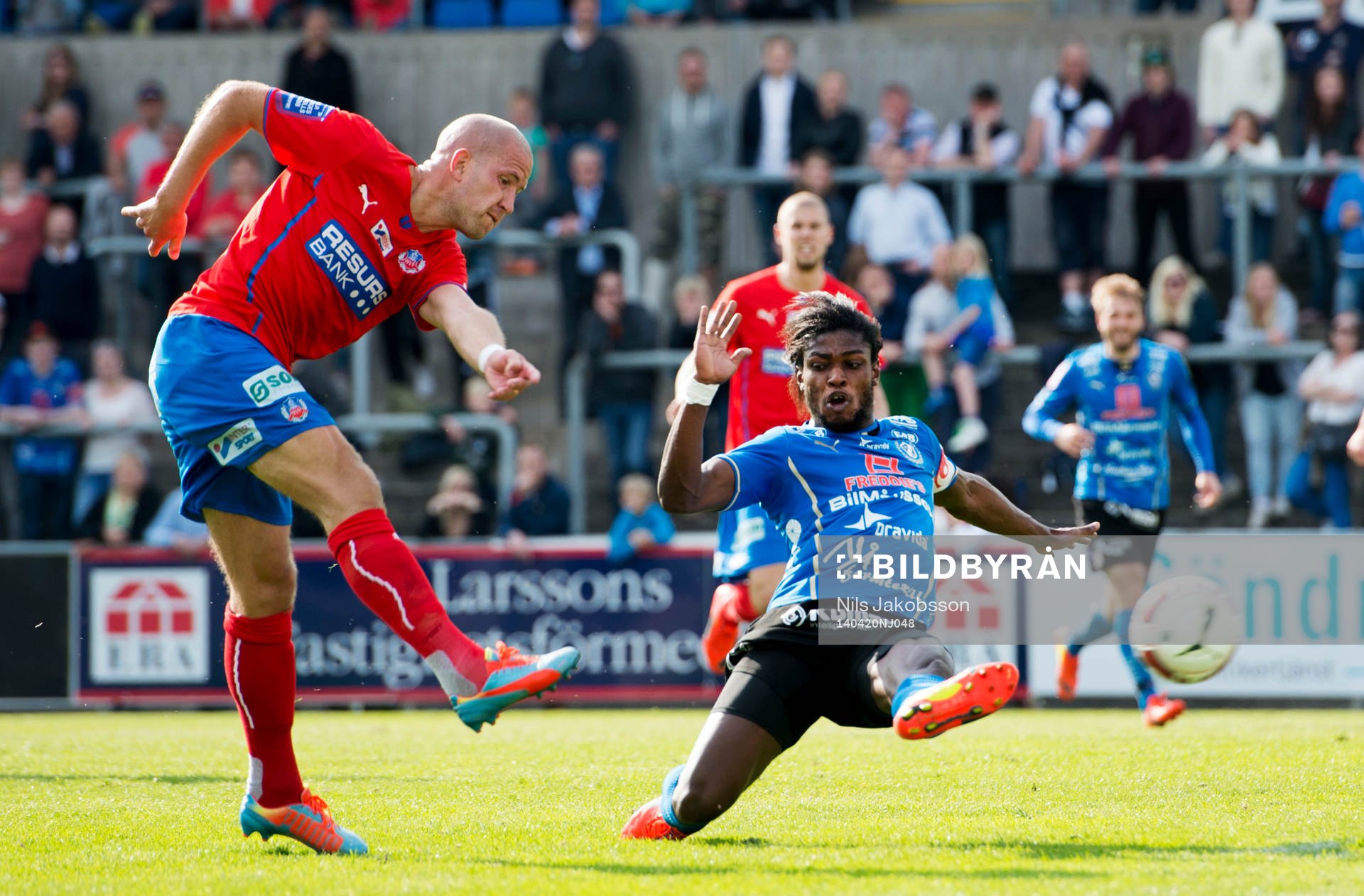 Helsingborgs Mattias Lindström och Halmstads Joseph Baffo
