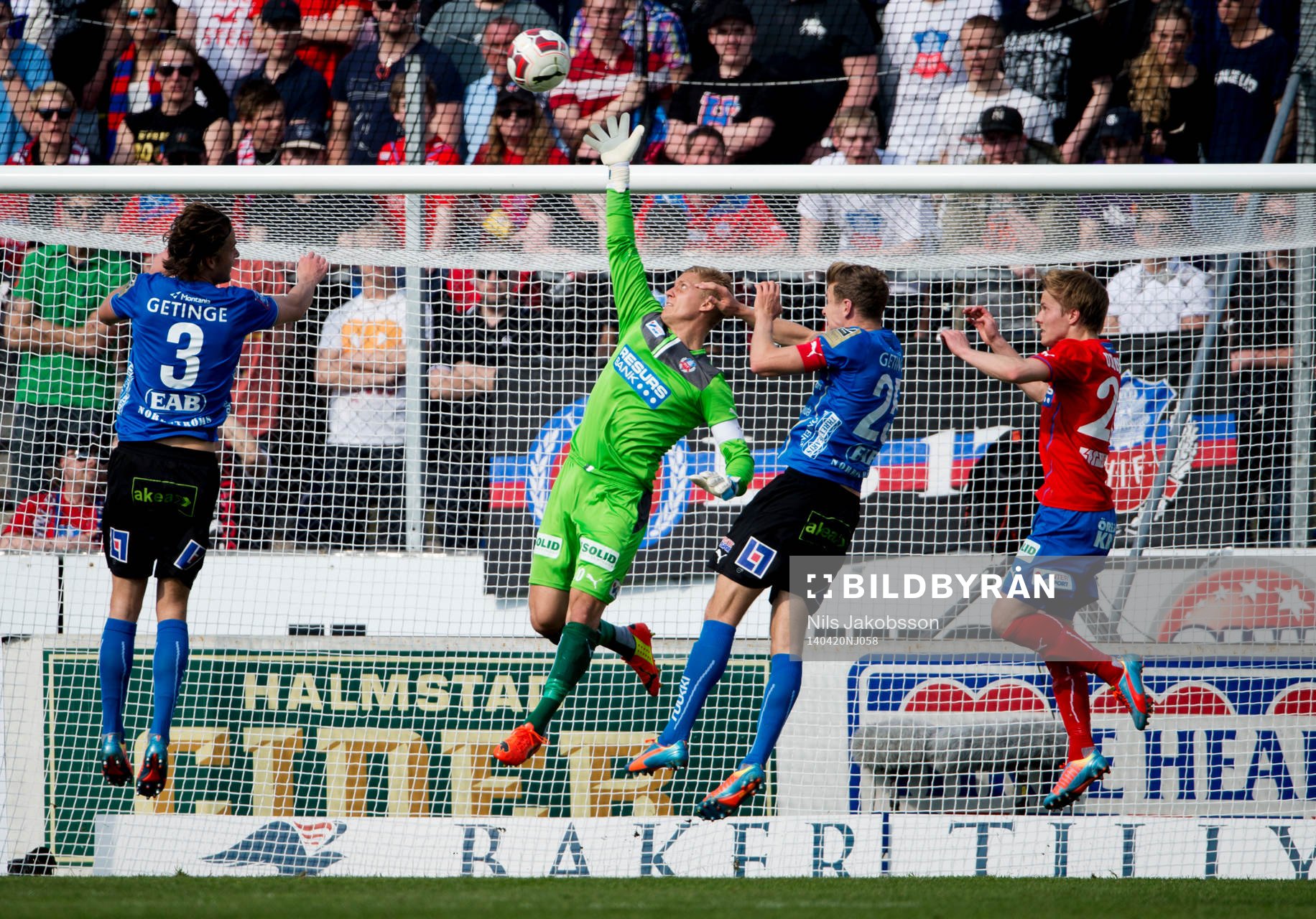 Helsingborgs målvatk Pär Hansson når nästan bollen