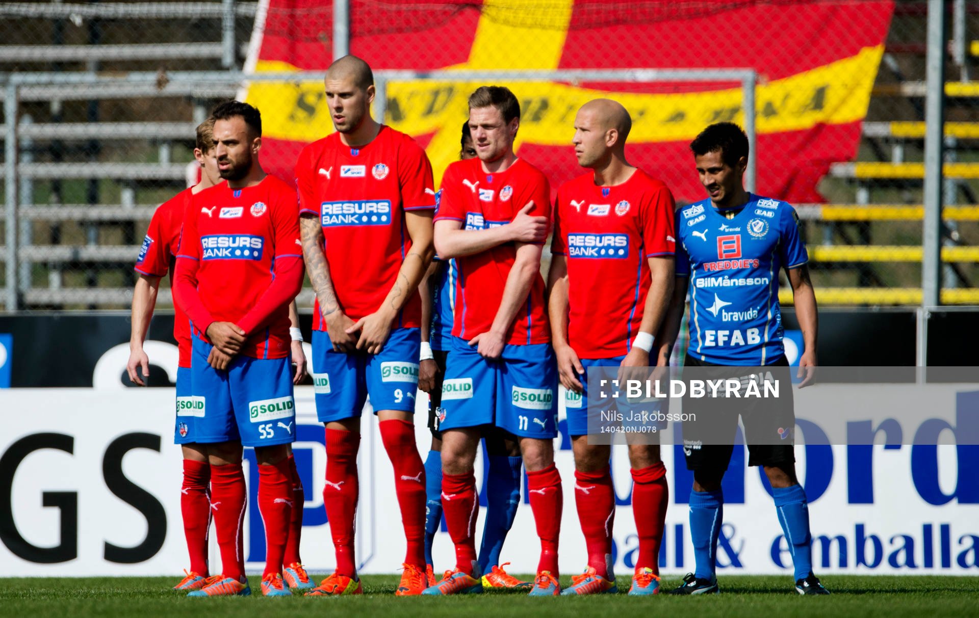 Helsingborgs Abdul Khalili, Robin Simovic, Arnór Smárason, Mattias Lindström murar tillsammans med Halmstads Antonio Rojas under den allsvenska fotbollsmatchen mellan Halmstad och Helsingborg den 20 april 2014 i Halmstad.
