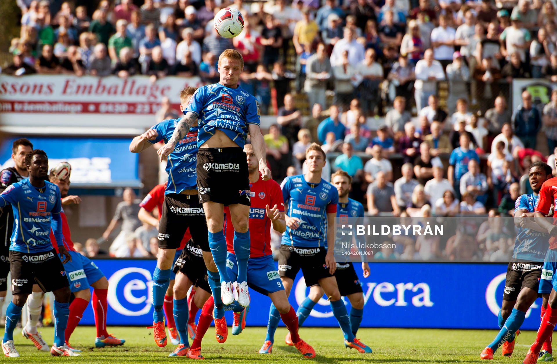Halmstads Gudjón Baldvinsson nickar undan en hörna