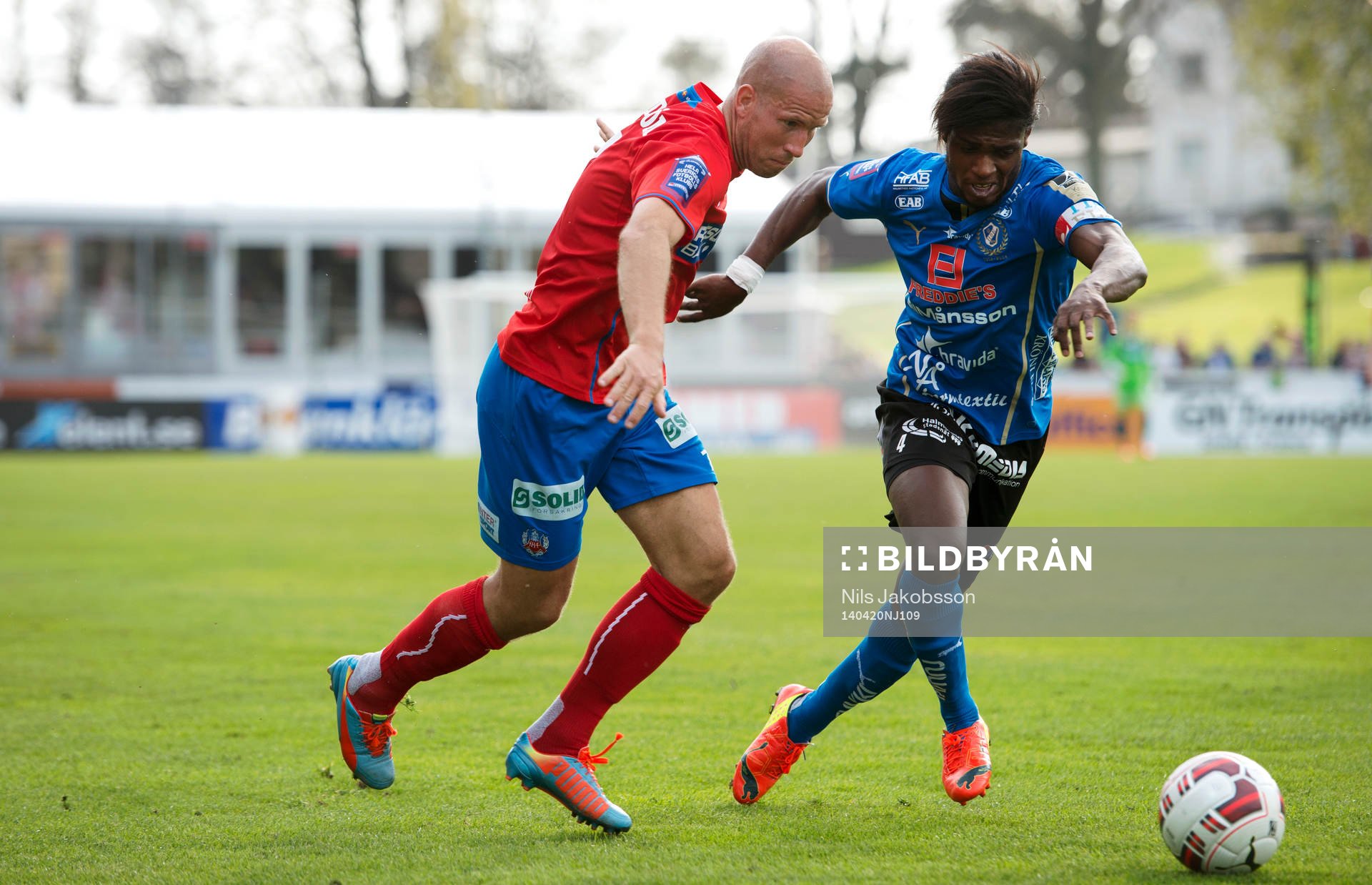 Helsingborgs Mattias Lindström och Halmstads Joseph Baffo