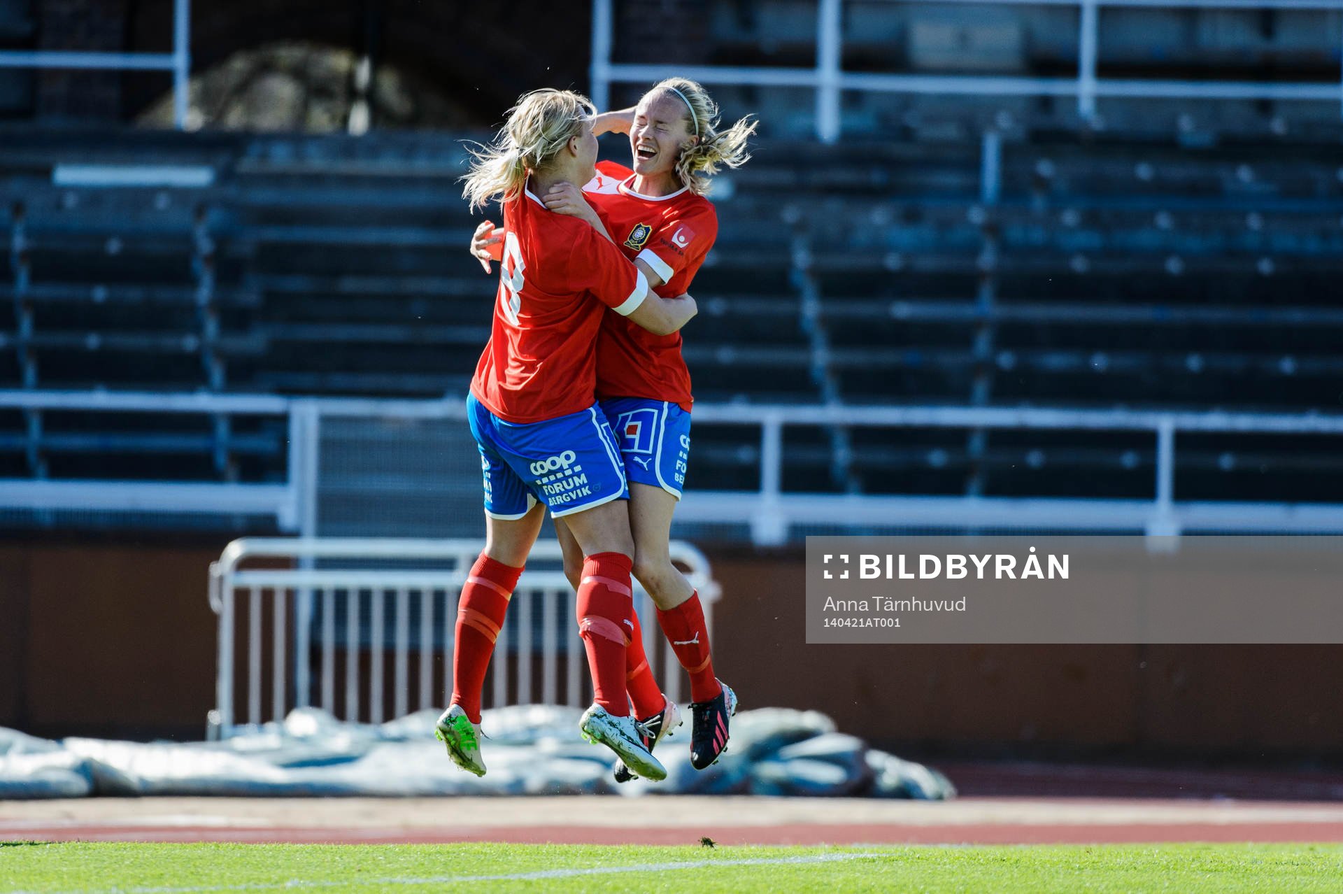 QBIKs Mia Skoglund och QBIKs Elin Nyman jublar