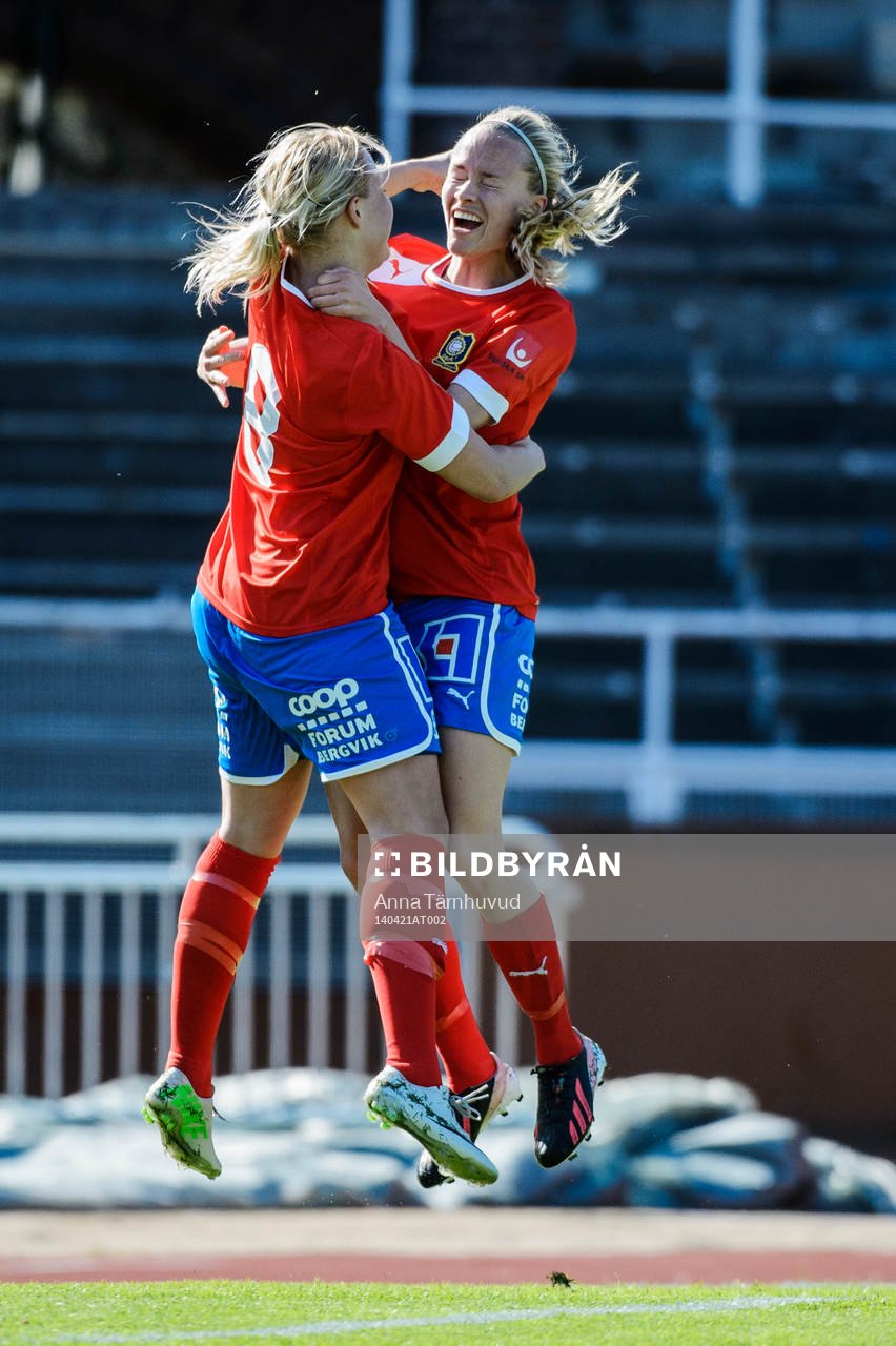 QBIKs Mia Skoglund och QBIKs Elin Nyman jublar