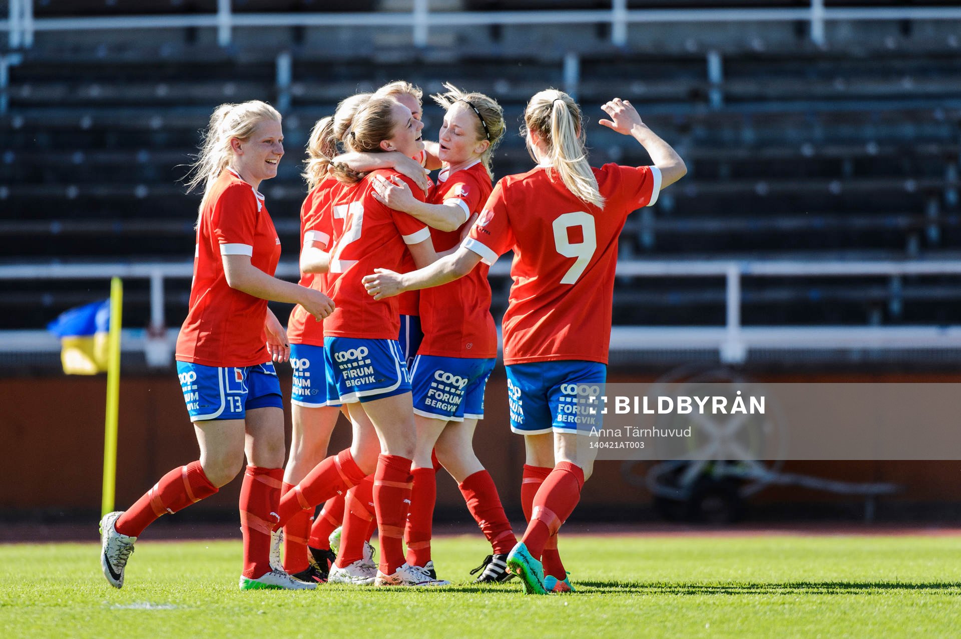 QBIKs spelare jublar efter att QBIKs Elin Nyman gjort 0-1 under fotbollsmatchen i elitettan mellan Djurgårdens IF FF och QBIK den 21 april 2014.