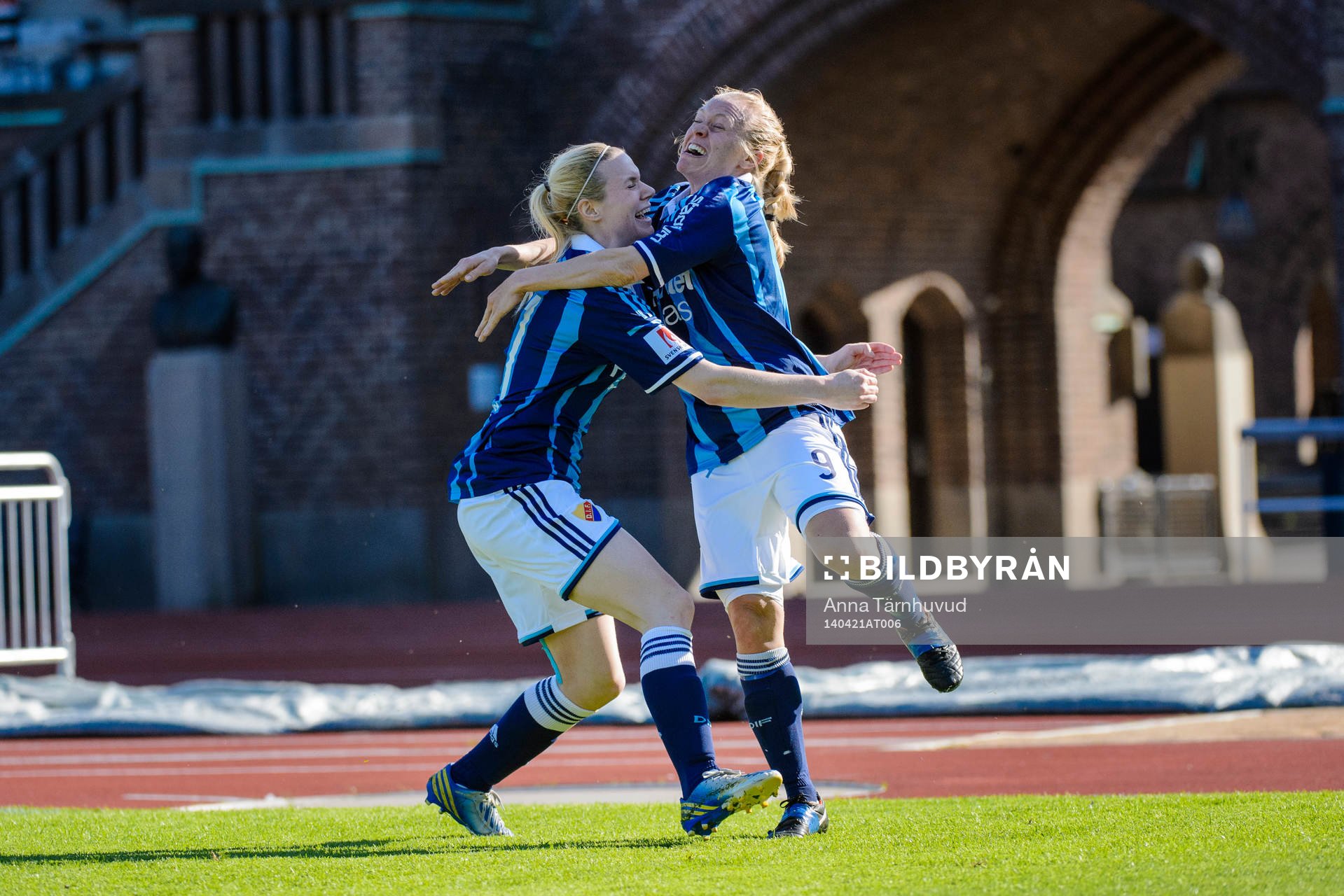 Djurgårdens Alexandra Höglund och Mia Jalkerud jublar efter att Mia Jalkerud gjort 1-1 under fotbollsmatchen i elitettan mellan Djurgårdens IF FF och QBIK den 21 april 2014.