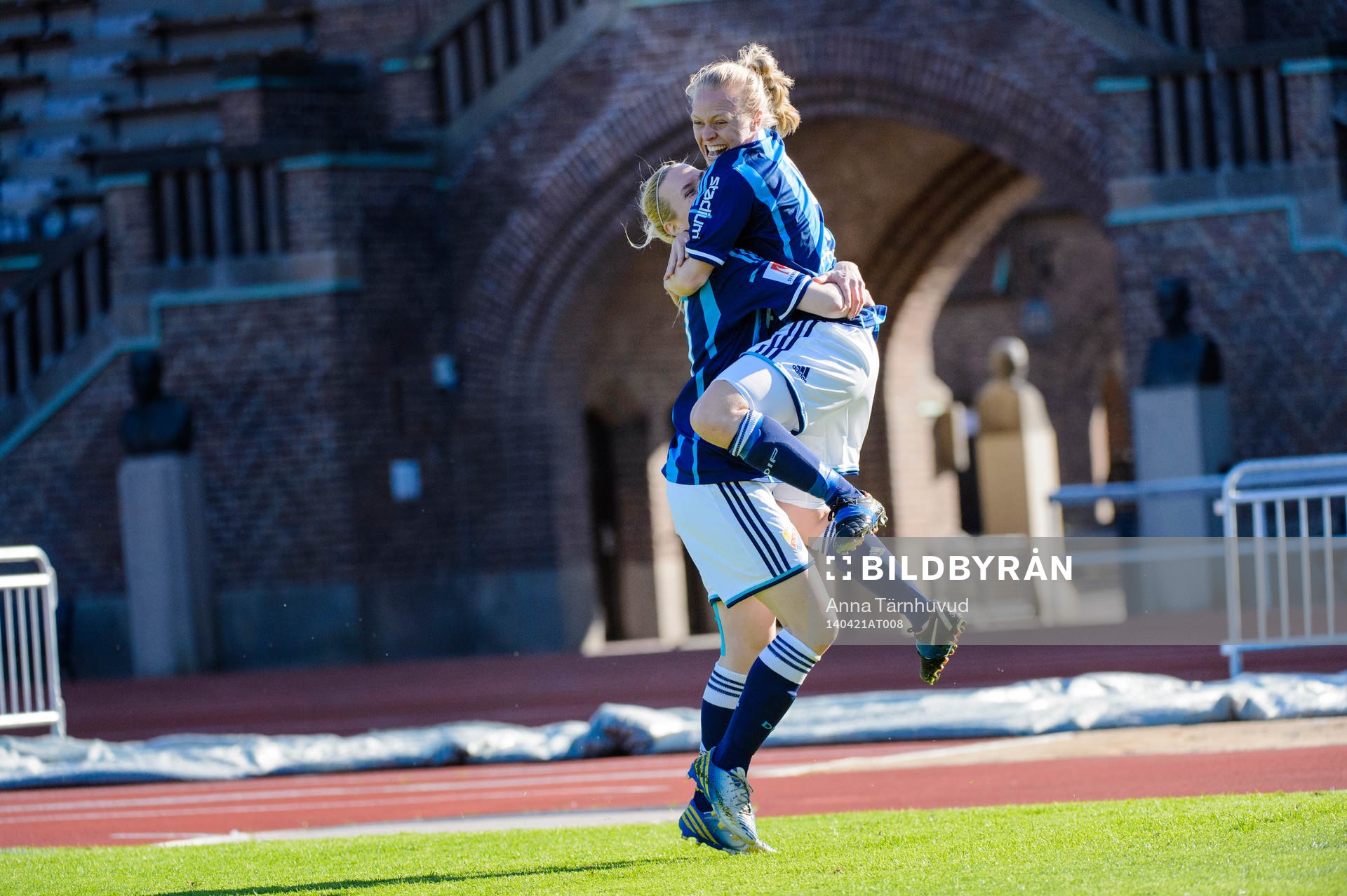 Djurgårdens Alexandra Höglund och Mia Jalkerud jublar