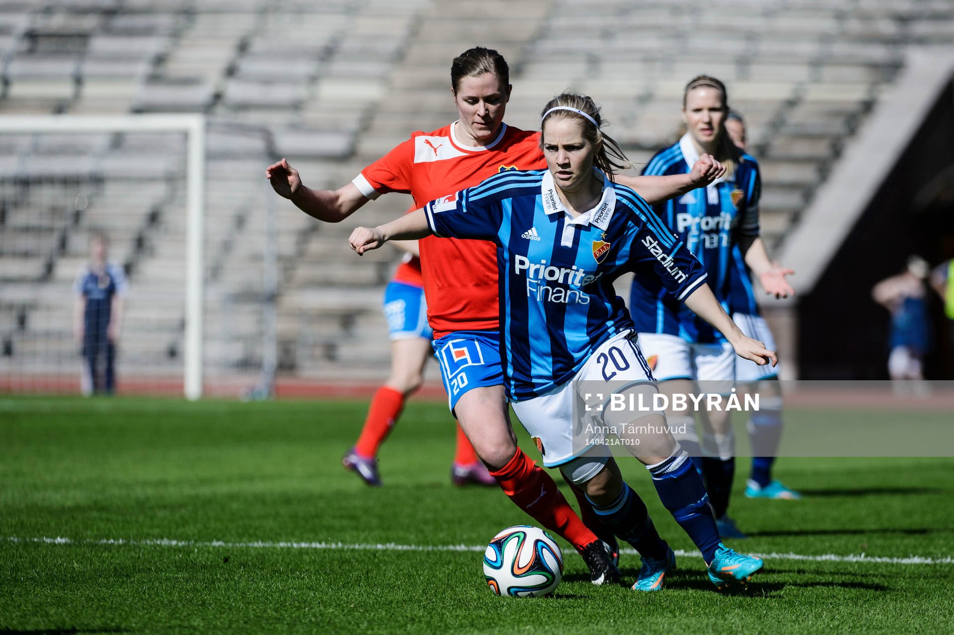 QBIKs Elsa Hellstrand och Djurgårdens Irma Helin  i