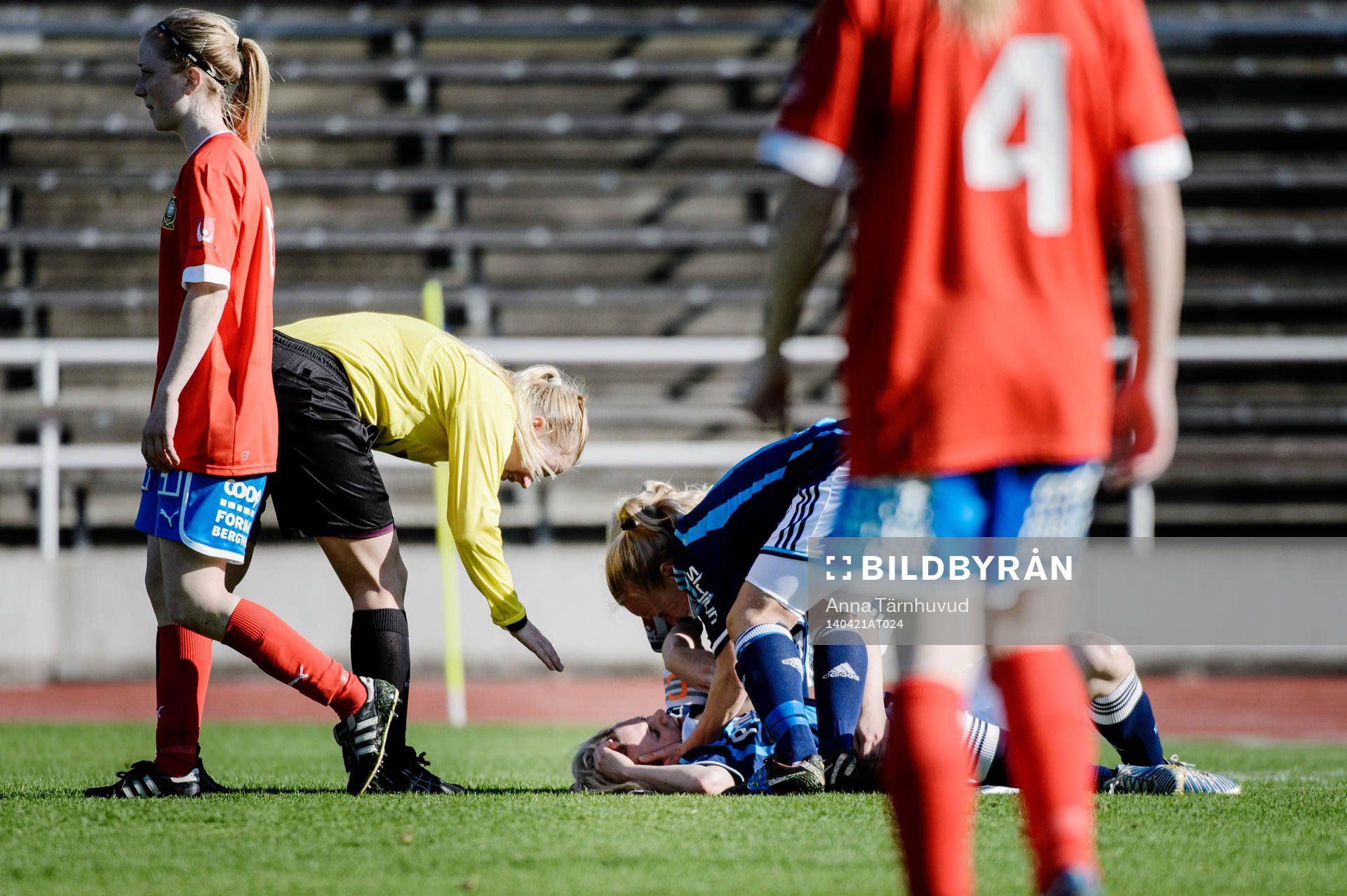 Djurgårdens Alexandra Höglund blir får ont och blir