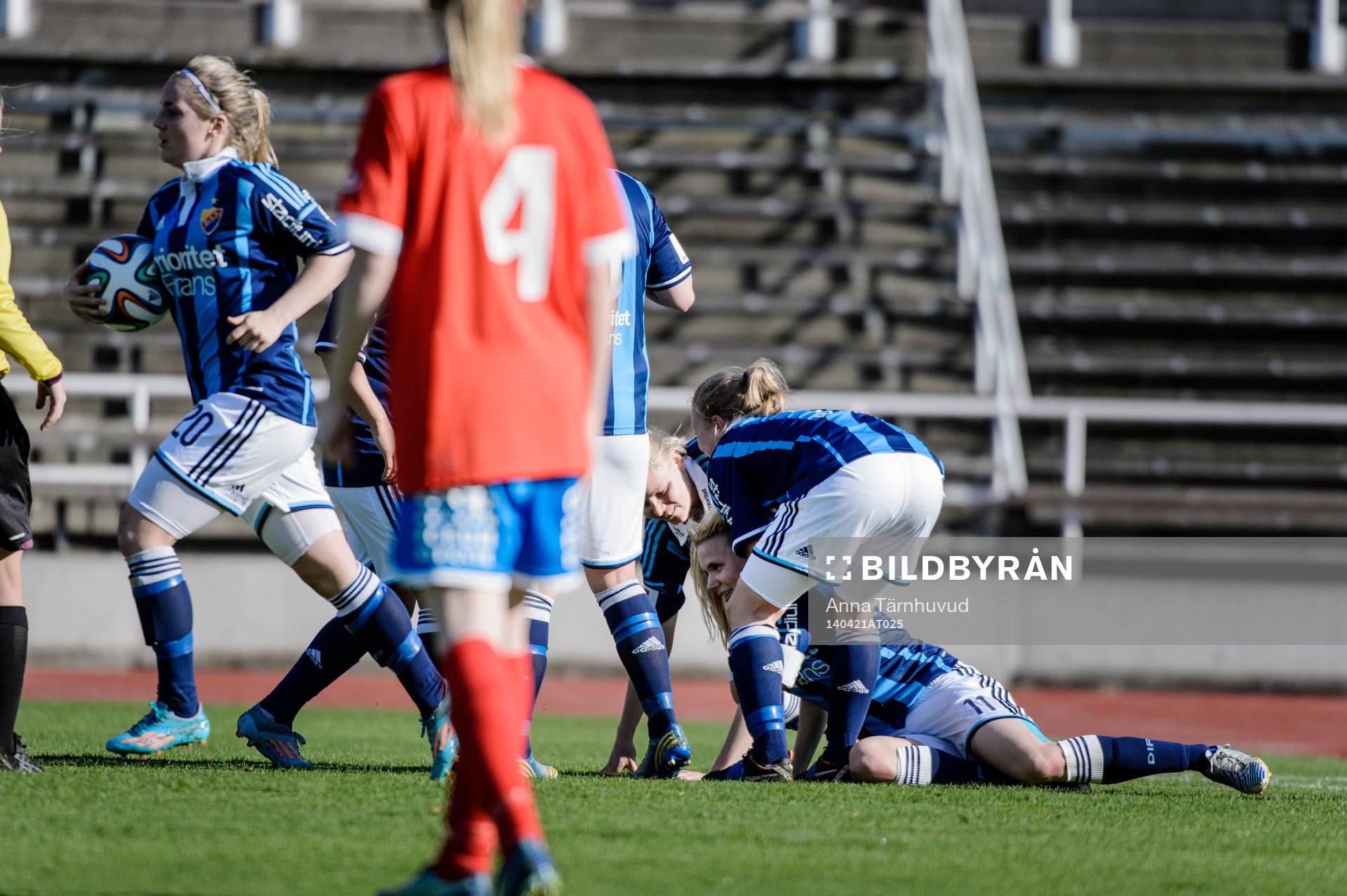Djurgårdens Alexandra Höglund blir får ont och blir