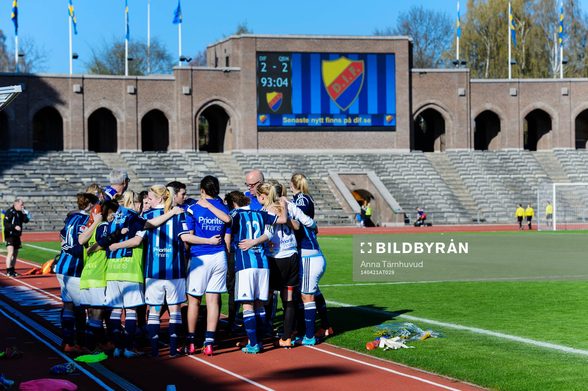 Djurgårdens spelare och tränare samlades efter fotbollsmatchen i elitettan mellan Djurgårdens IF FF och QBIK den 21 april 2014.