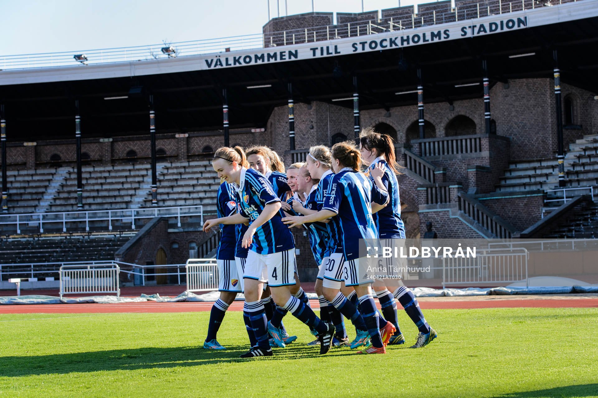 Djurgårdens spelare jublar efter att Mia Jalkerud gjort 1-1 under fotbollsmatchen i elitettan mellan Djurgårdens IF FF och QBIK den 21 april 2014.