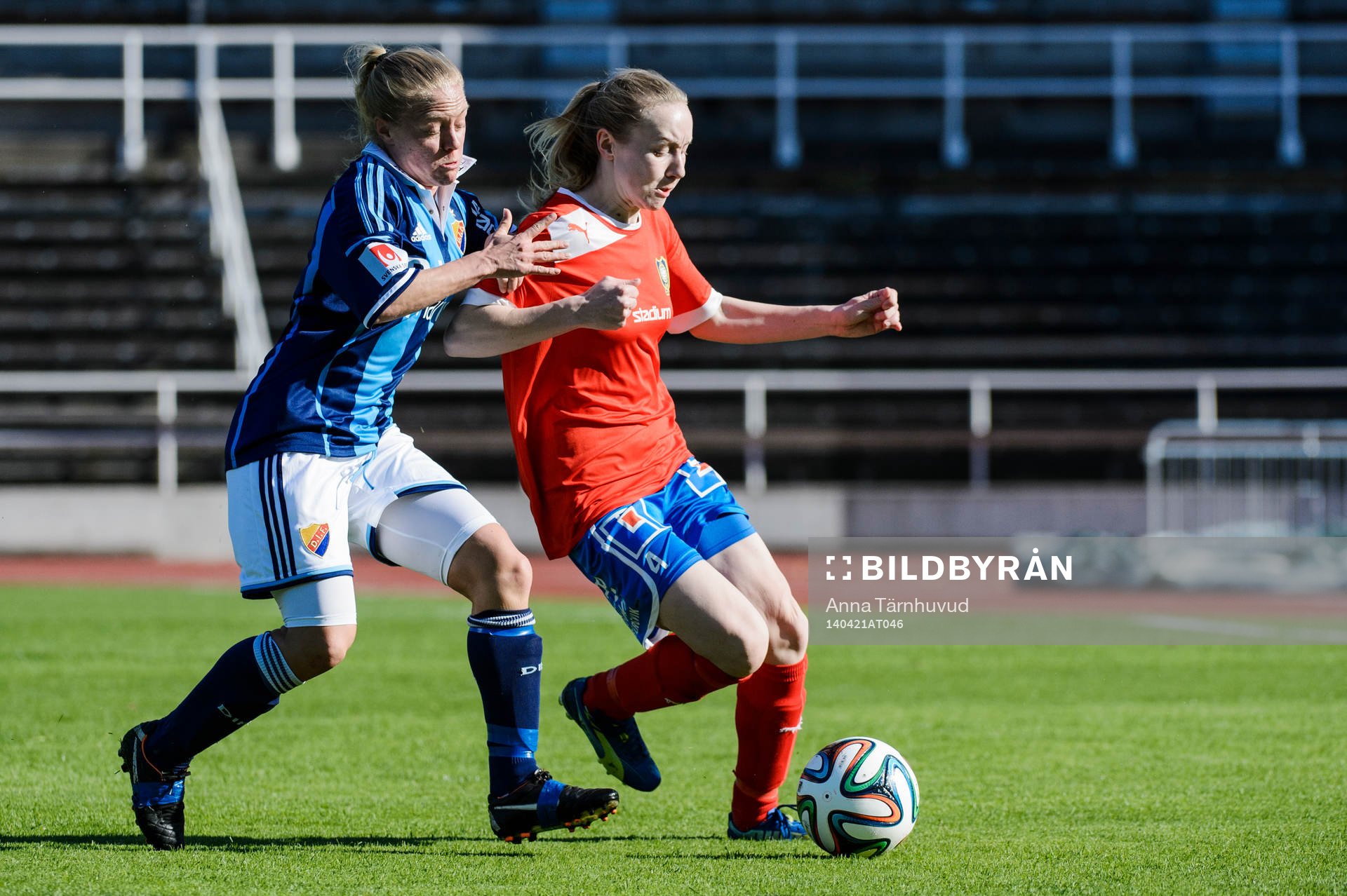 Djurgårdens Mia Jalkerud och QBIKs Susanne Skålberg i